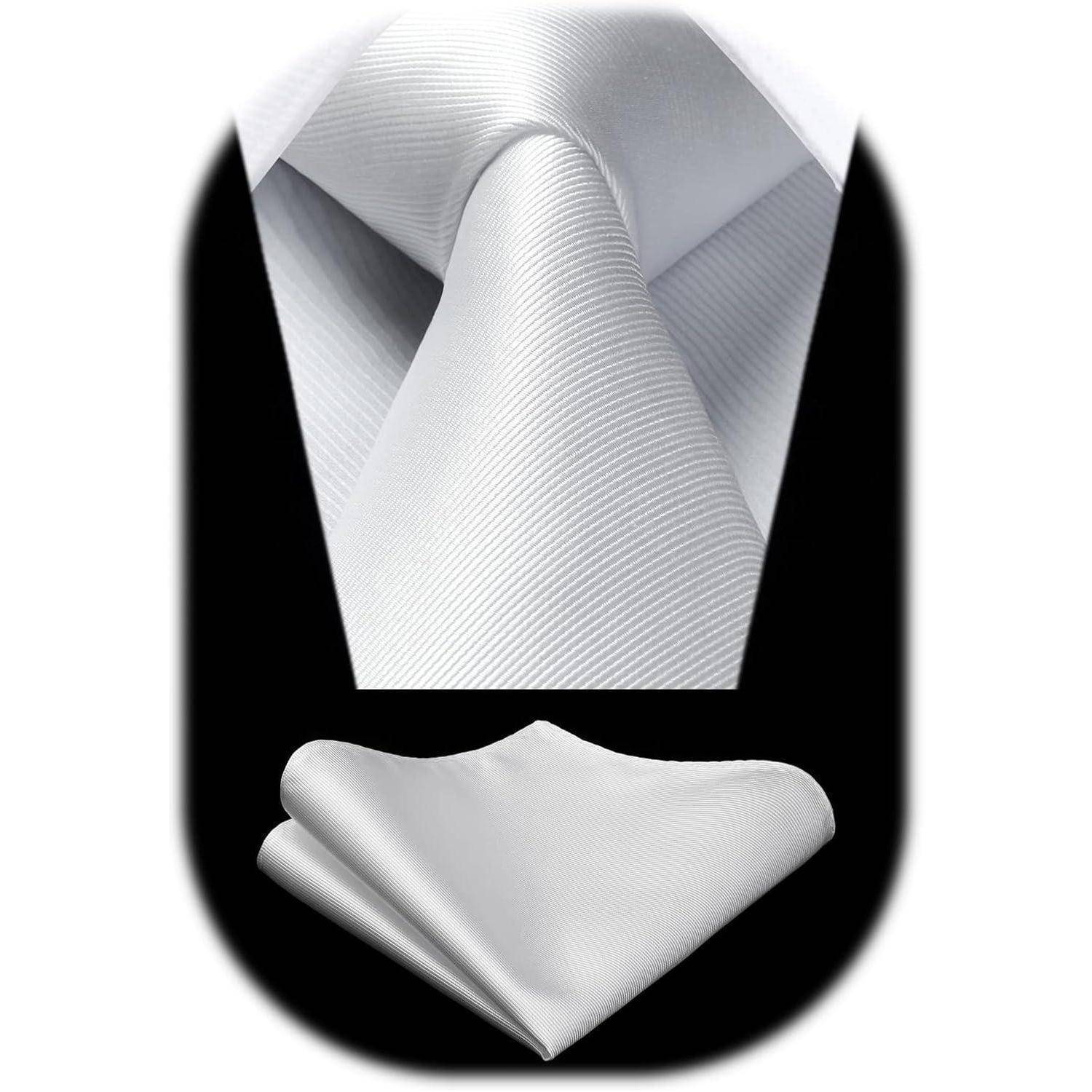 Eine weiße Seidenkrawatte und ein weißes Einstecktuch vor einem schwarzen Hintergrund, die ein klassisches und elegantes Design für formelle Anlässe präsentieren.
