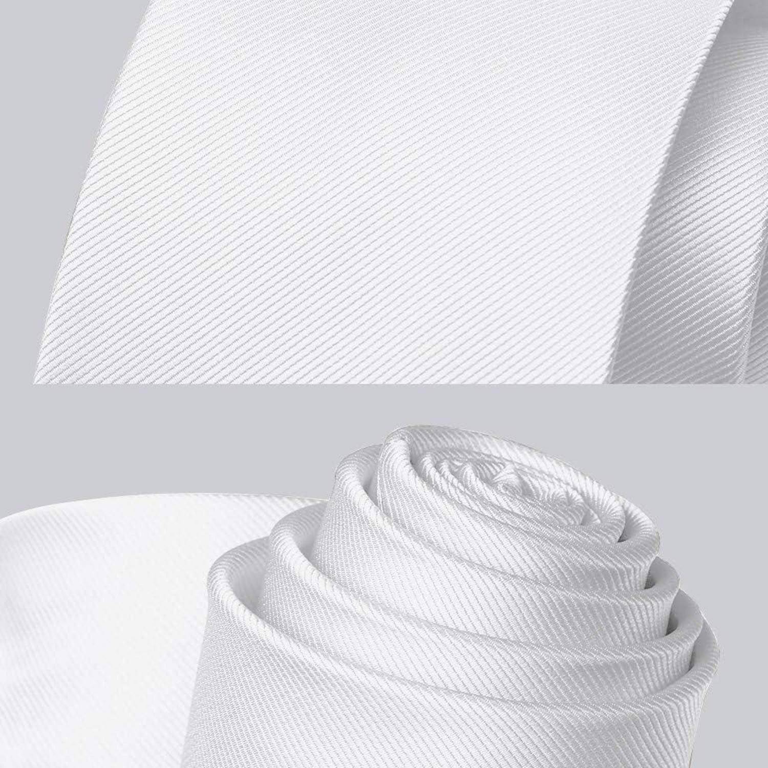 Ein Nahaufnahmebild, das einen weißen, texturierten Stoff auf einer Rolle zeigt, mit diagonalen Linien, die einen Satin- oder seidigen Glanz andeuten.