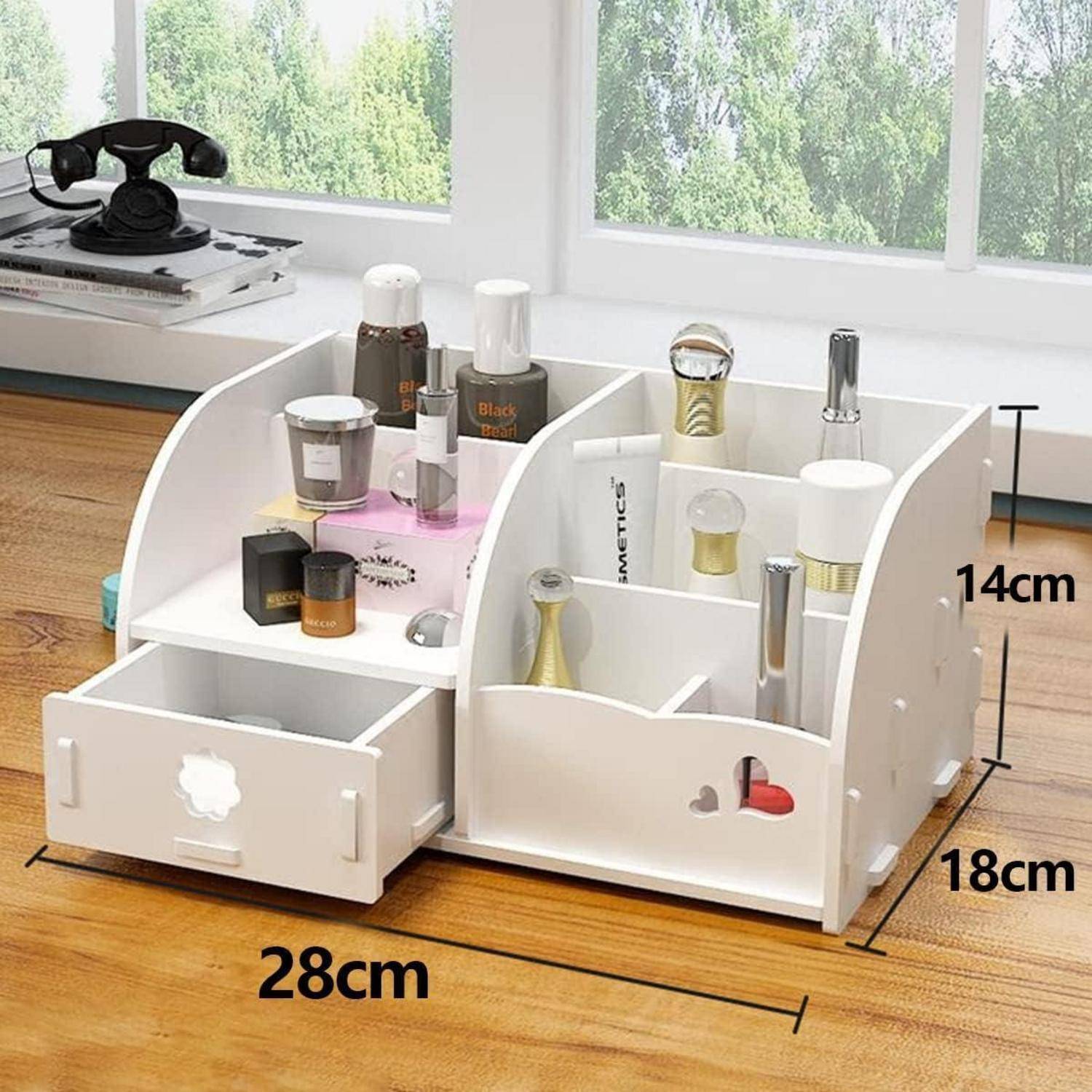 Weißer Kosmetik-Organizer mit zwei Regalen, mehreren Fächern und einer Schublade. Misst 28 cm in der Breite, 18 cm in der Tiefe und 14 cm in der Höhe.