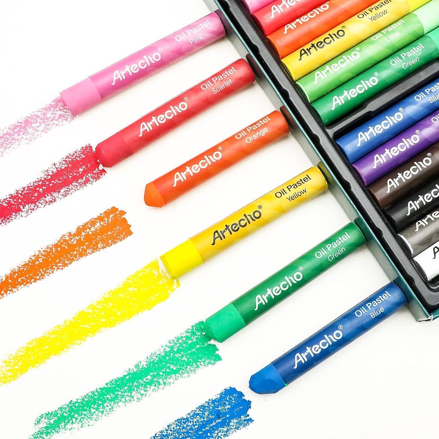 Eine Sammlung von Artecico-Ölpastellkreiden in verschiedenen Farben, angeordnet in einer Box, wobei jede Farbe neben dem entsprechenden Pastel auf Papier ausgestrichen ist.