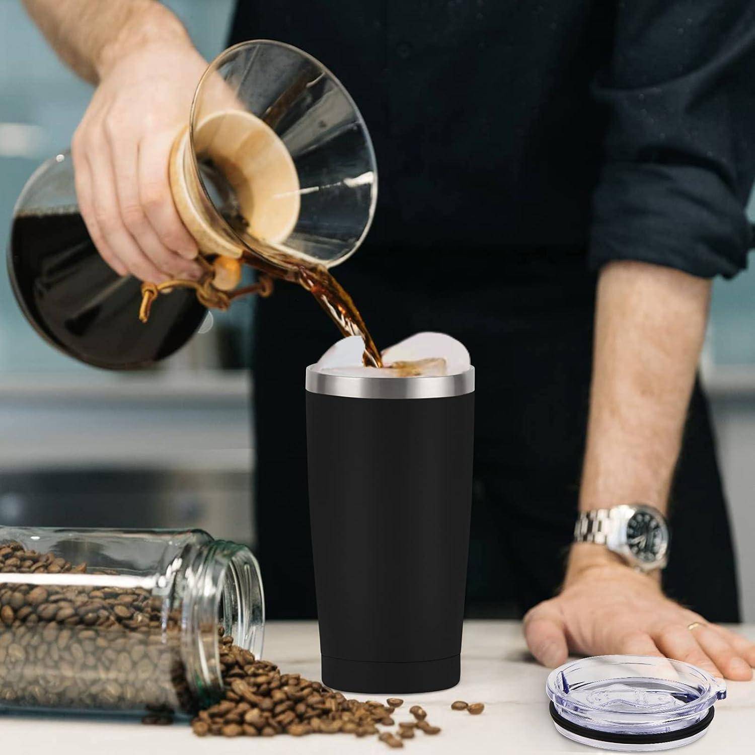 Eine Person gießt Kaffee in einen schwarzen Thermobecher auf einer Küchenarbeitsplatte, während in der Nähe Kaffeebohnen aus einem Glasgefäß verschüttet sind.