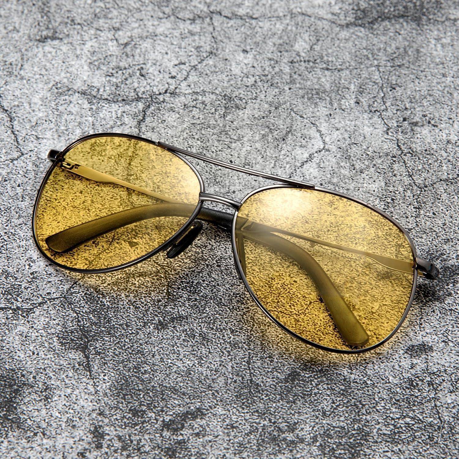 Gelb-getönte Pilotensonnenbrille auf einer strukturierten grauen Oberfläche, die ein stilvolles und modernes Accessoire hervorhebt.