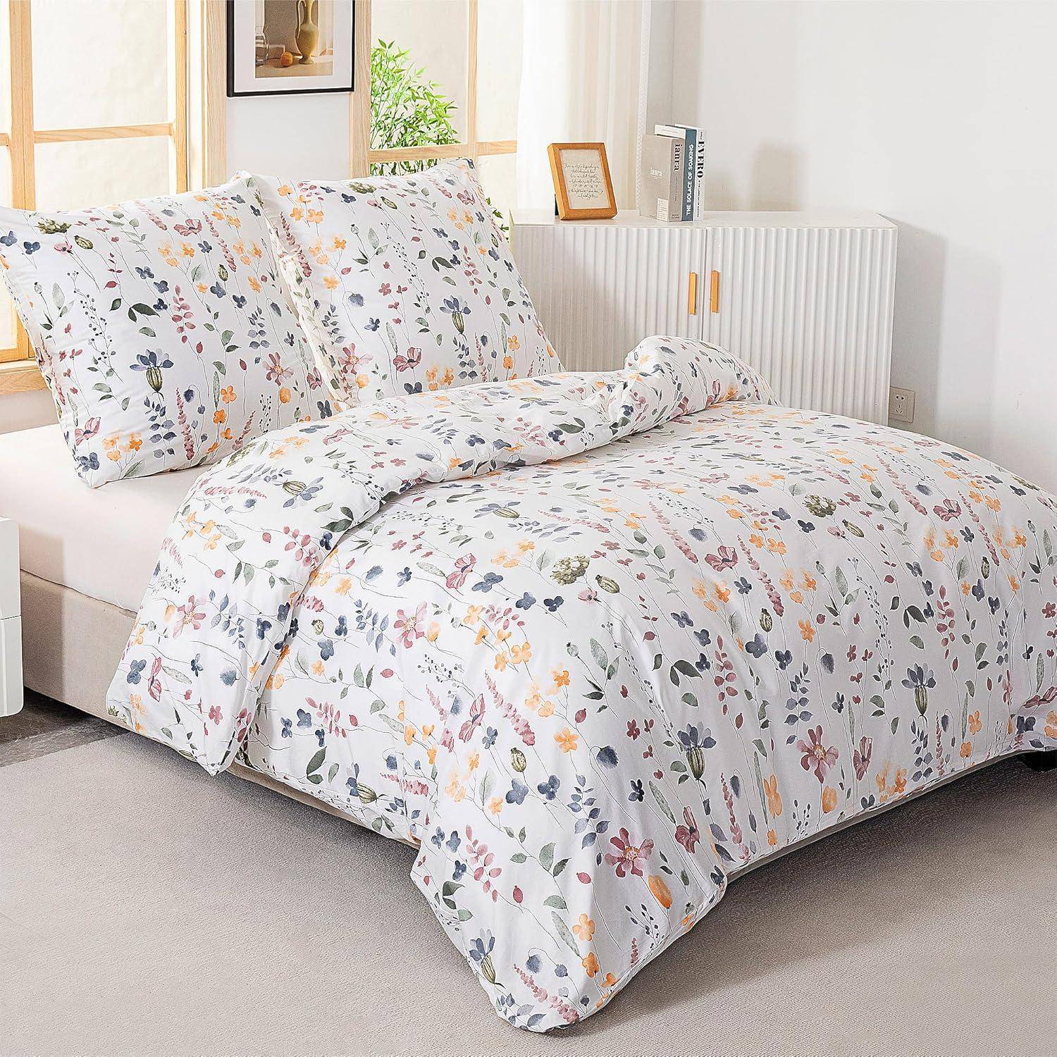 Ein ordentlich aufgemachtes Bett mit weißer Blumenbettwäsche in einem sonnendurchfluteten Raum mit einem kleinen Fenster, einem Bücherregal und einem gerahmten Bild auf dem Nachttisch.