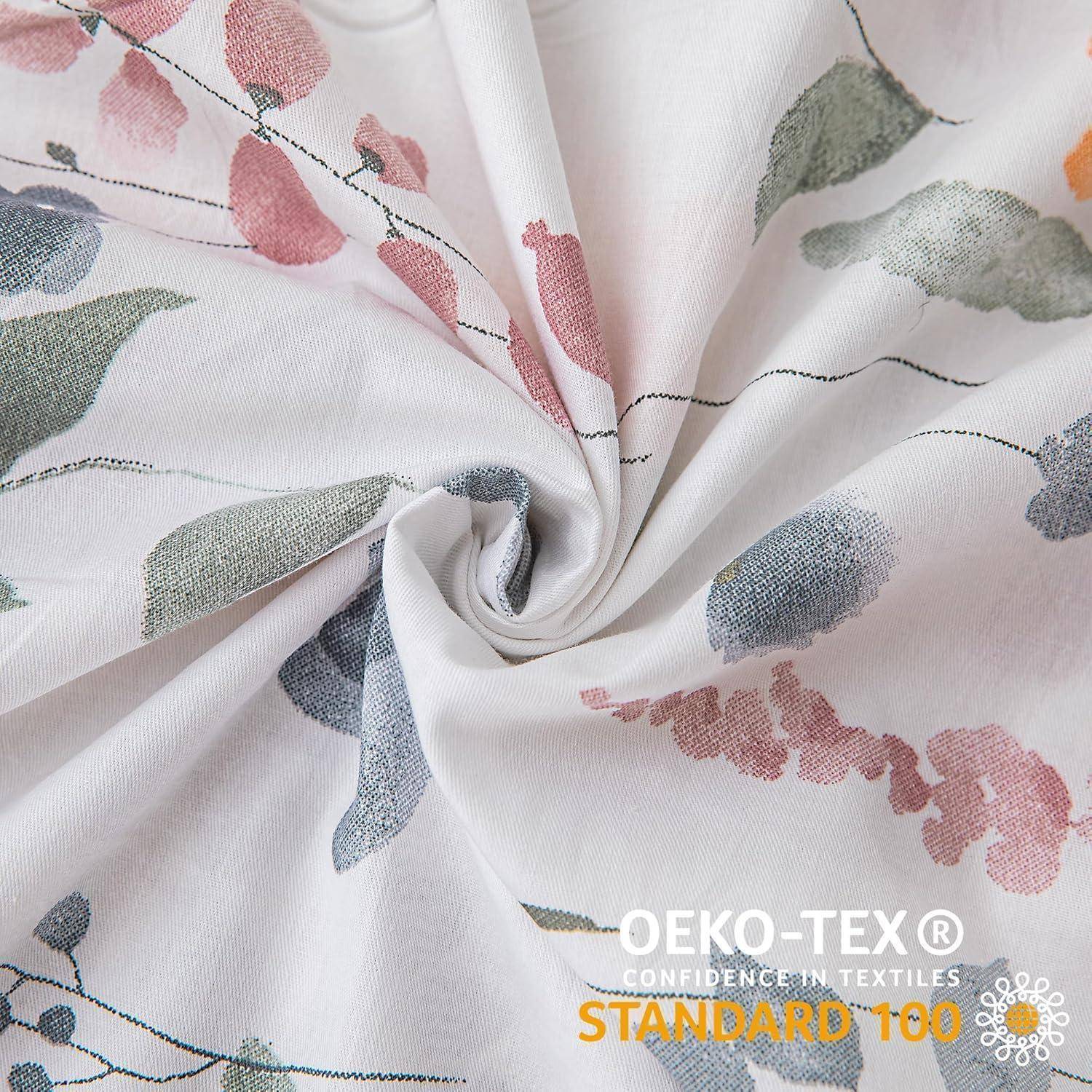 Weißer Stoff mit pastellfarbenen Blumenmotiven, mit dem Etikett 