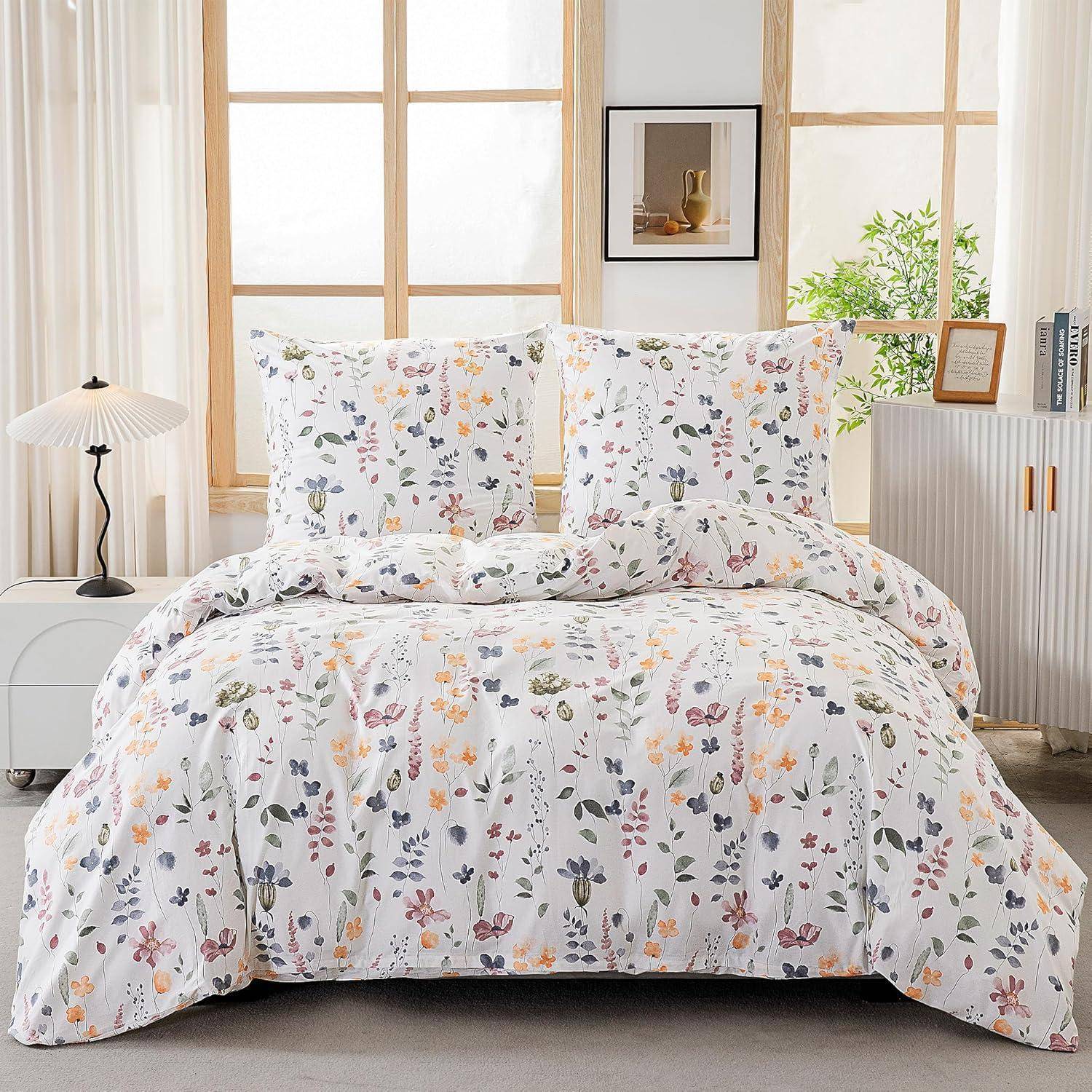 Ein Schlafzimmer mit einer weiß-floralen Bettdecke und Kissen auf einem Bett. Holzfenster und eine Lampe befinden sich im Hintergrund.