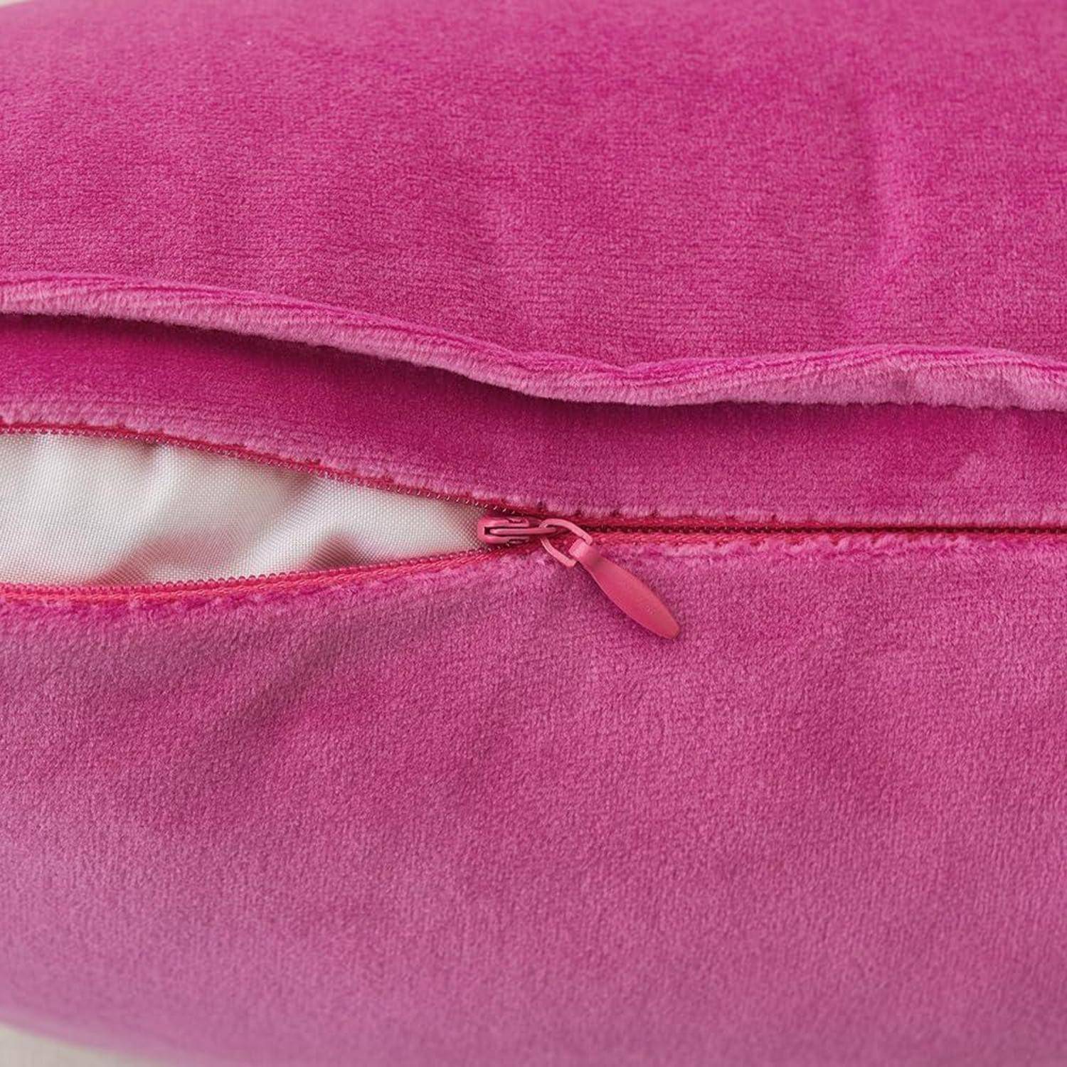 Eine Nahaufnahme eines rosa Kissens mit einem sichtbaren, teilweise geöffneten Reißverschluss, der die weiße Innenfütterung zeigt.