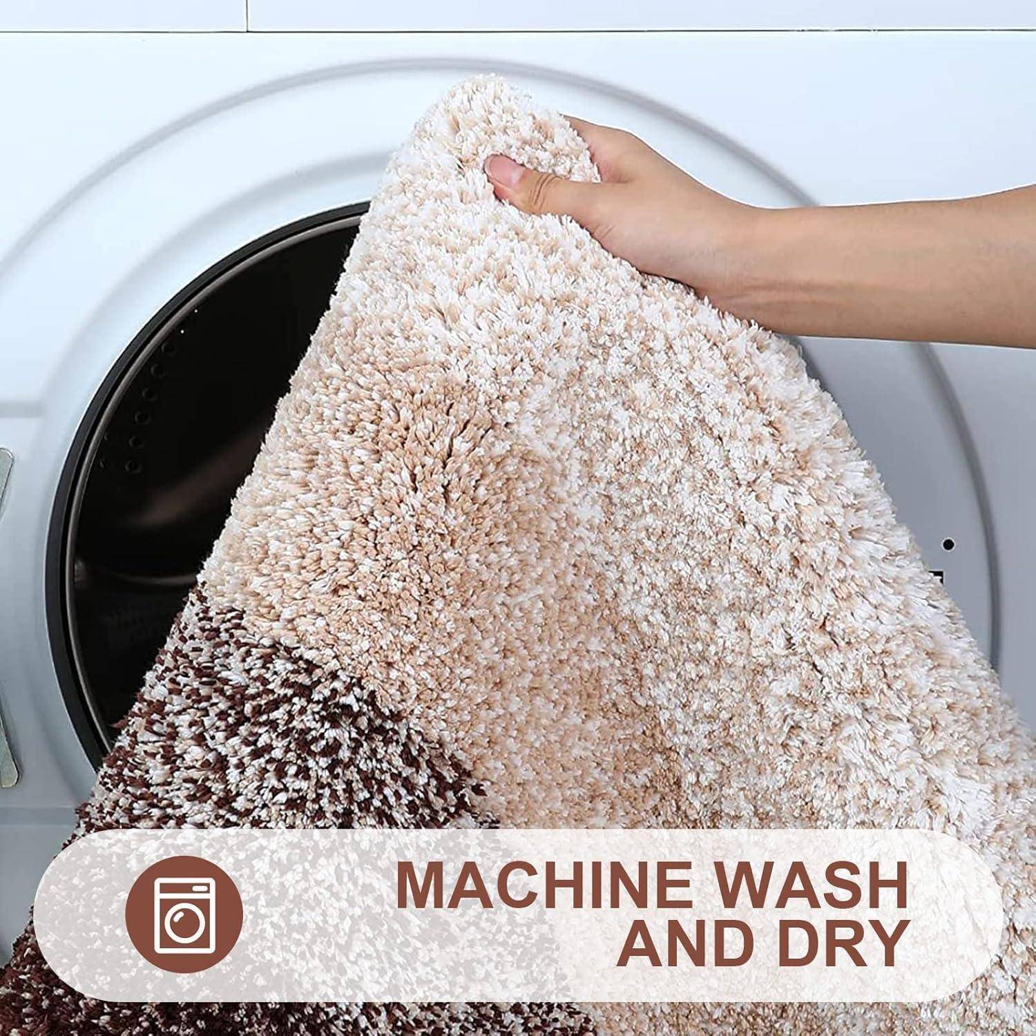 Eine Hand legt einen beige-braunen Teppich in eine Frontlader-Waschmaschine. Ein Etikett zeigt 'Maschinenwäsche und -trocknung' mit einem Waschsymbol.