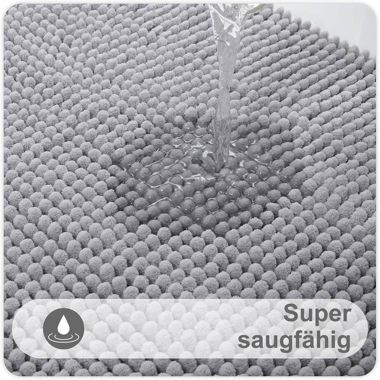Superabsorbierender Badematte mit erhabener Struktur, die beim Eingießen von Wasser die hohe Absorptionsfähigkeit demonstriert.
