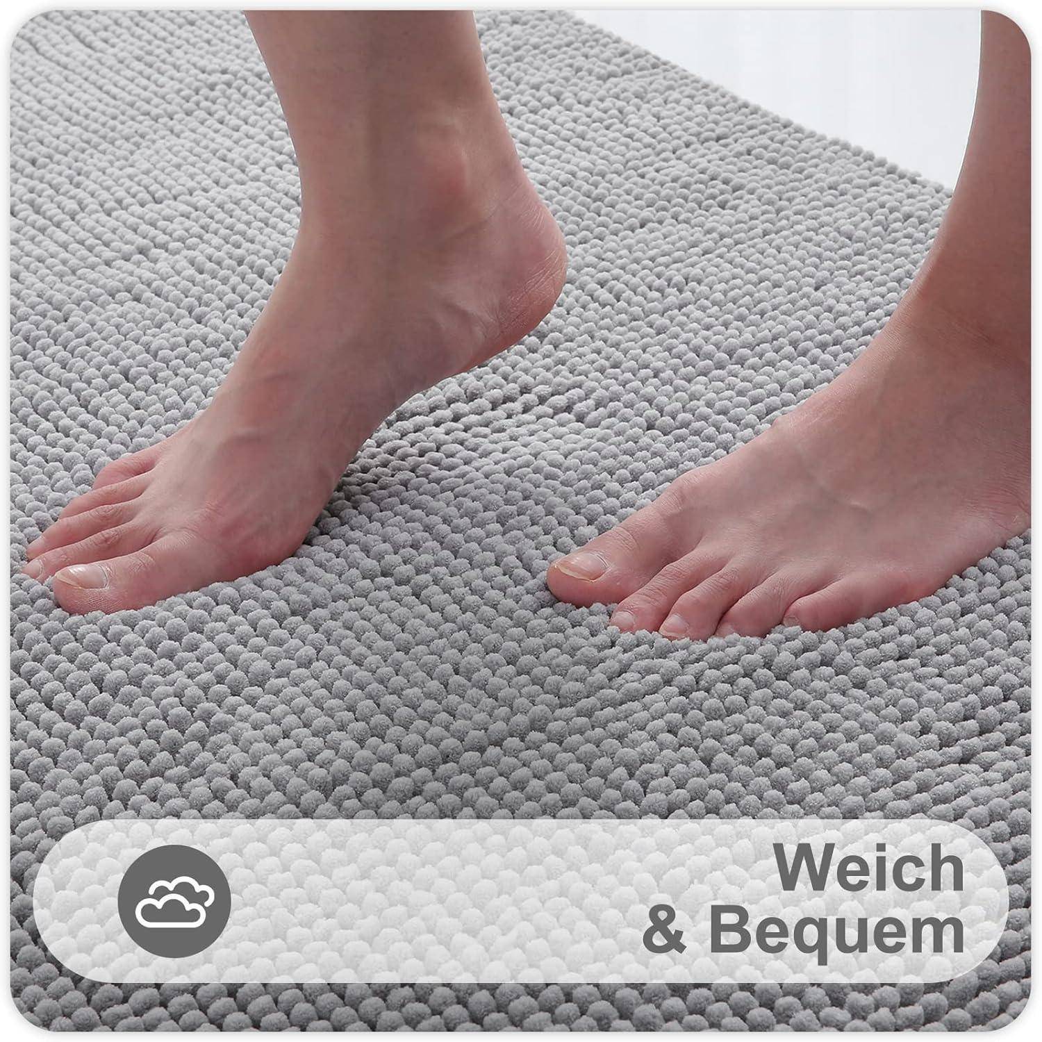 Nackte Füße stehen auf einem weichen, strukturierten grauen Teppich. Texteinblendung in der unteren rechten Ecke liest sich „Weich & Bequem