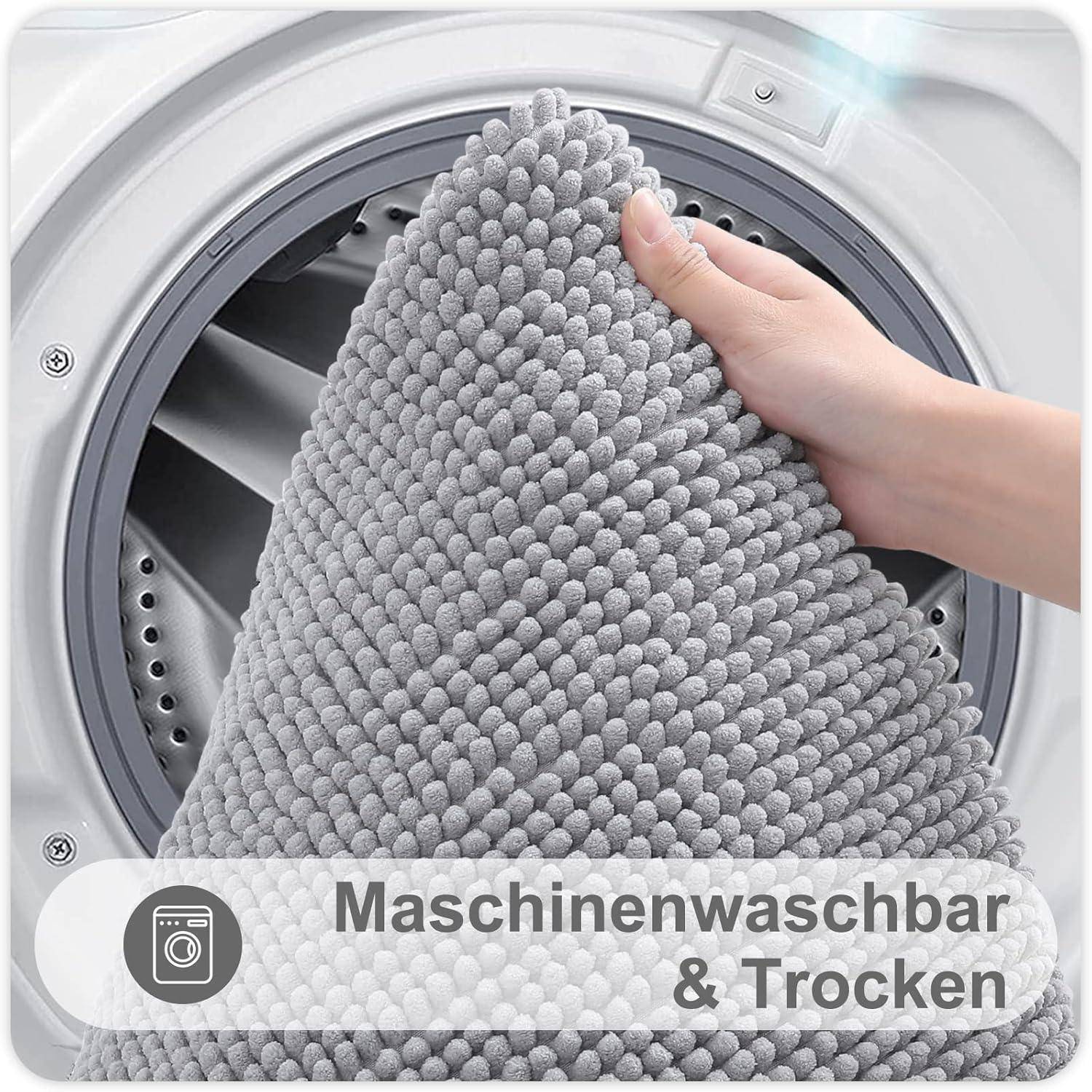 Eine Hand legt ein strukturiertes Textilstück in eine Waschmaschine und hebt damit dessen Maschinenwäsche-Eigenschaft hervor. Text lautet: 