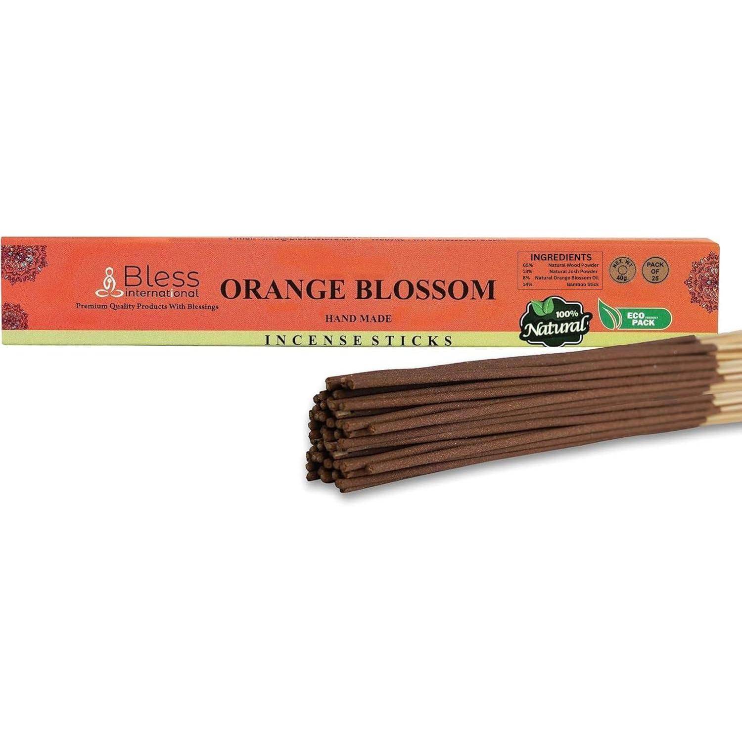 Orangenblüten-Räucherstäbchen-Verpackung mit ausgelegten Räucherstäbchen. Das Etikett hebt die Merkmale '100% Natürlich' und 'Umweltfreundlich' hervor.