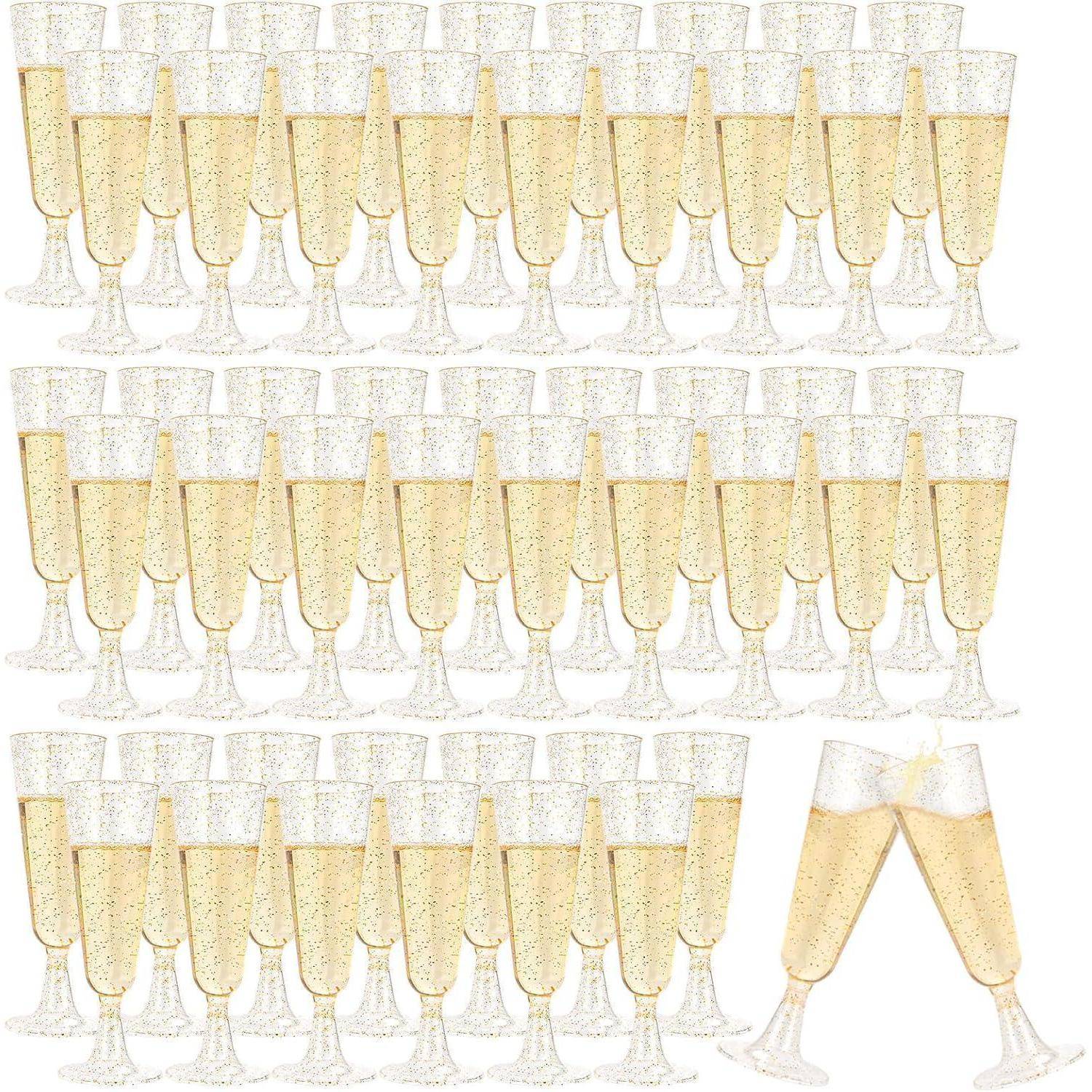 Reihen von Champagnergläsern, gefüllt mit perlenden Wein, mit zwei aneinanderstoßenden Gläsern in der Ecke, die Feierlichkeit symbolisieren.