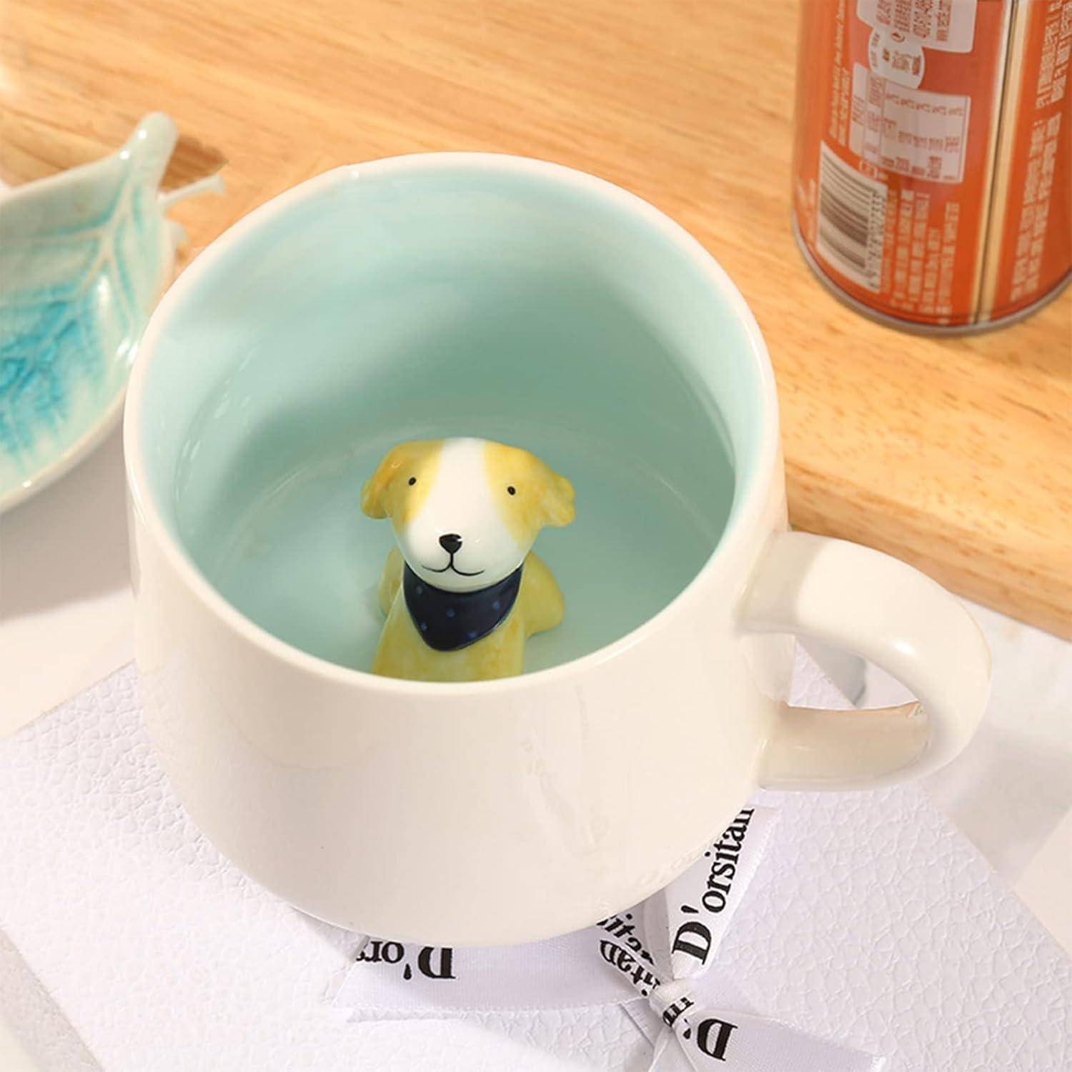 Eine Keramiktasse, gefüllt mit Wasser, offenbart eine süße Hundefigur, die teilweise im Inneren eingetaucht ist und so für den Benutzer eine spielerische Überraschung schafft.