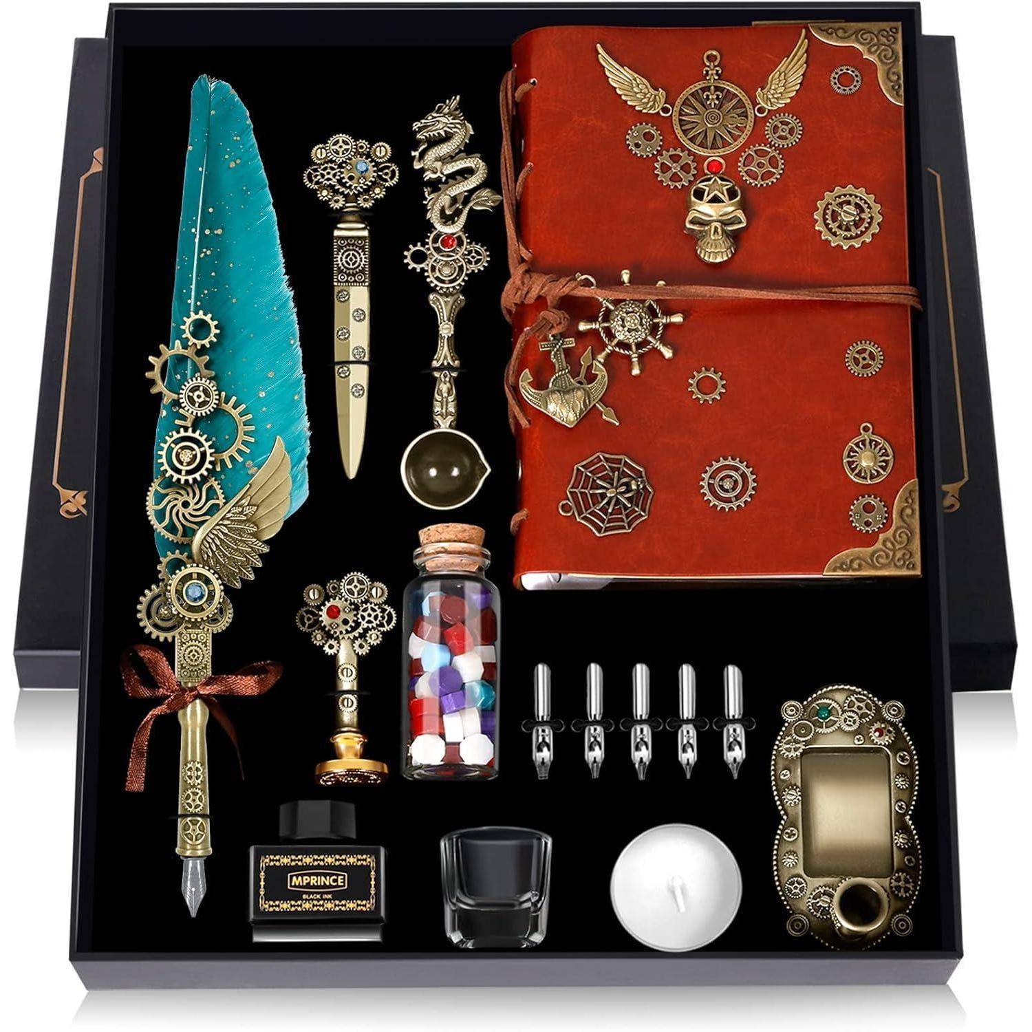 Ein Steampunk-Geschenkset mit einer Petrol-Federkiel, einem roten Tagebuch mit Zahnrädern und Flügeln, einem Dolch, Schlüsseln, Wachskügelchen und einer Tintenflasche.