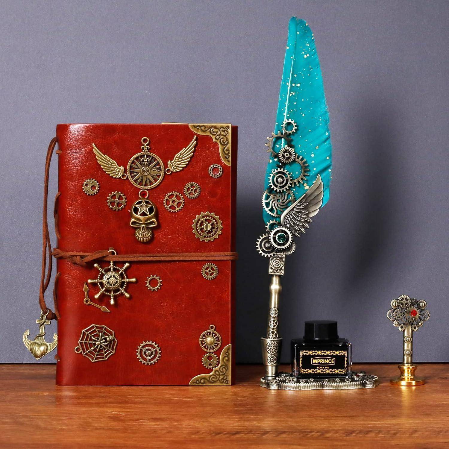 Ein roter Ledernotizblock, geschmückt mit Steampunk-Zahnrädern und Flügeln, liegt neben einer blauen Federkiele in einem kunstvollen Halter und einer Tintenflasche.
