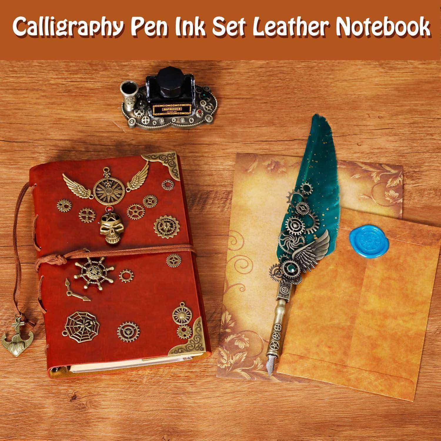 Kalligraphie-Federhalter-Tinteset Ledernotizbuch': Ein Ledernotizbuch mit Steampunk-Designs, einer Tintenflasche und einer blauen Federkielfeder.