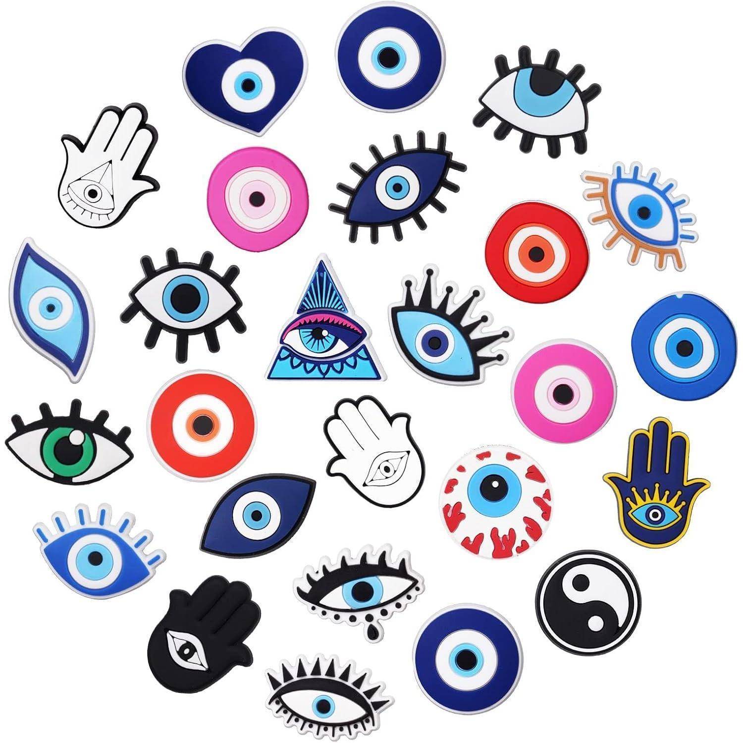 Eine Sammlung verschiedener Augendesigns und Hamsa-Symbole in leuchtenden Farben, in einem verspielten Muster auf weißem Hintergrund angeordnet.