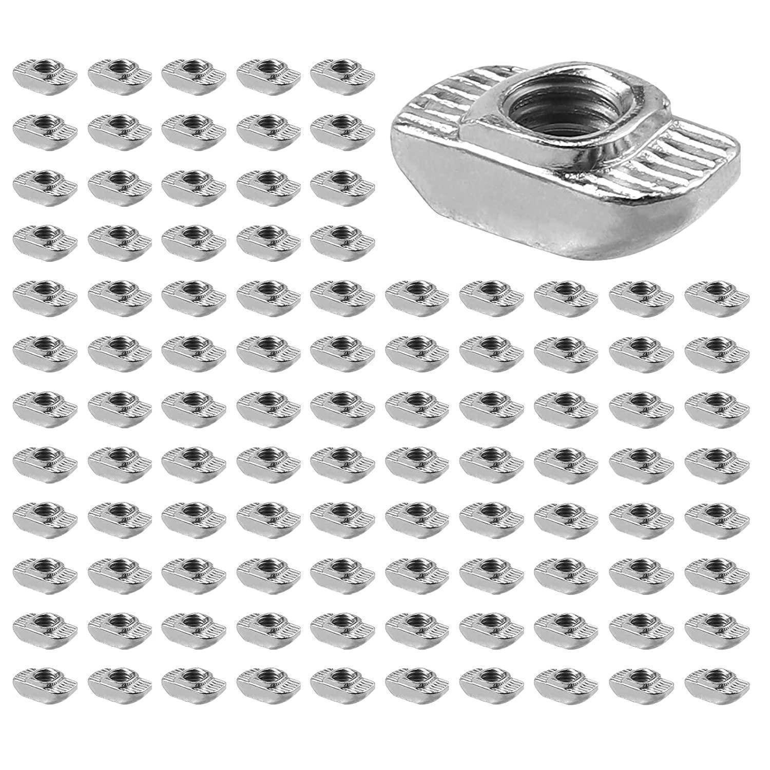Satz von 100 T-Muttern mit Vier-Zacken-Design, in einem Raster angeordnet, mit einer vergrößerten Mutter, die separat oben rechts dargestellt ist.