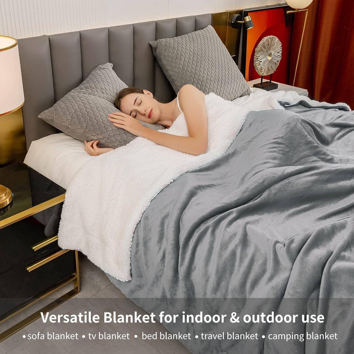 Eine Person schläft auf einem Bett unter einer grau-weißen Decke, mit Text darunter: 'Vielseitige Decke für Innen- & Außenbereich: Sofadecke, TV-Decke, Bettdecke, Reisedecke, Campingdecke.