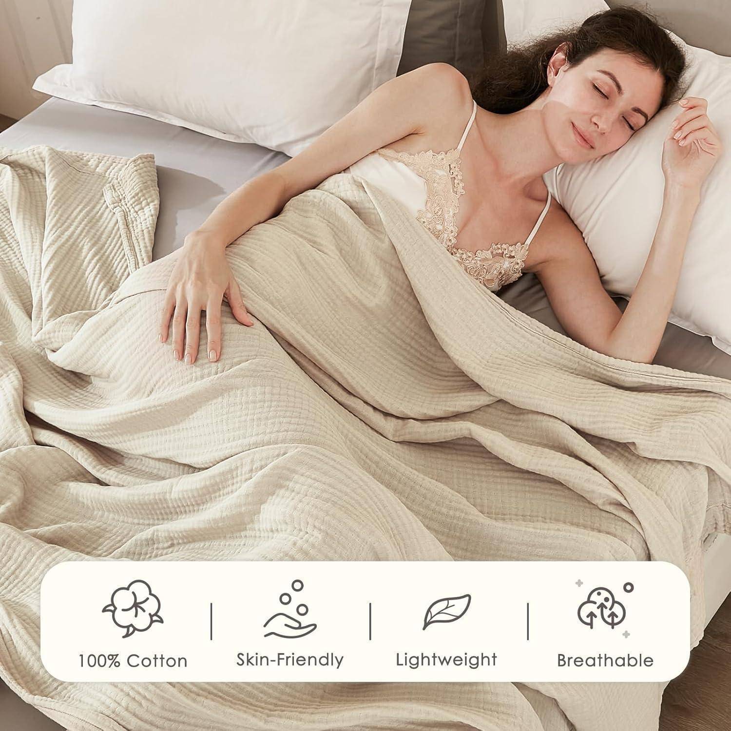 Eine Frau schläft gemütlich in einem kuscheligen Bett mit beigefarbener Bettwäsche. Icons unten heben Merkmale hervor: '100% Baumwolle', 'Hautfreundlich', 'Leicht', 'Atmungsaktiv'.