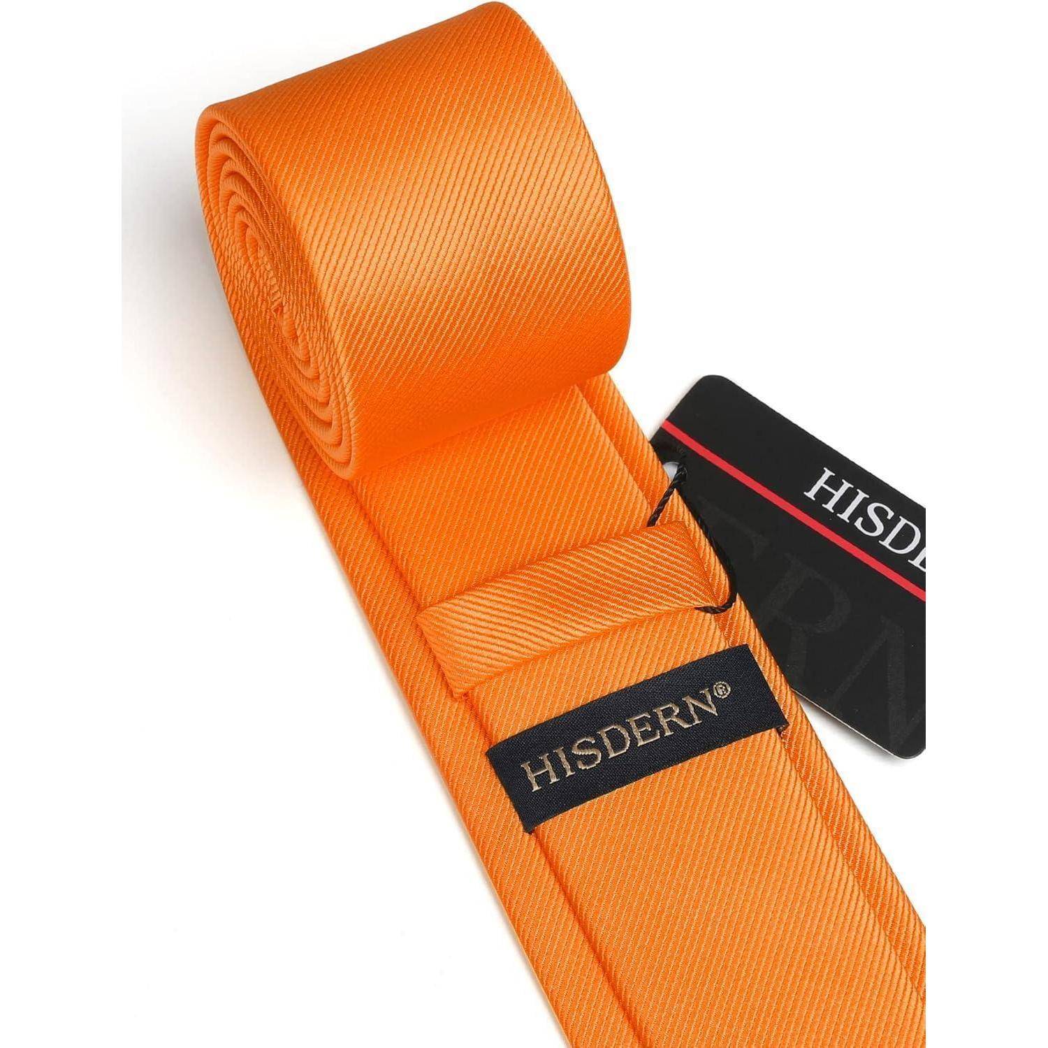 Eine orange Krawatte mit einem strukturierten Muster ist sauber aufgerollt und trägt eine Etikette mit dem Aufdruck „Hisd