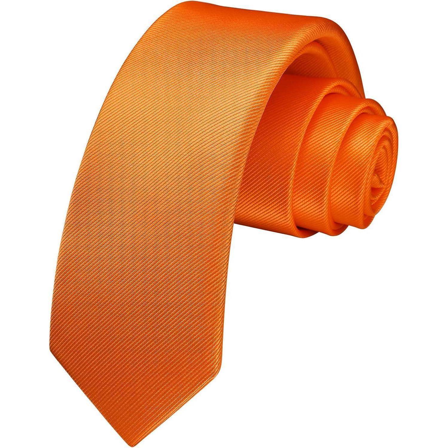 Eine orange Seidenkrawatte, ordentlich aufgerollt, präsentiert ihre glatte Textur und leuchtende Farbe.