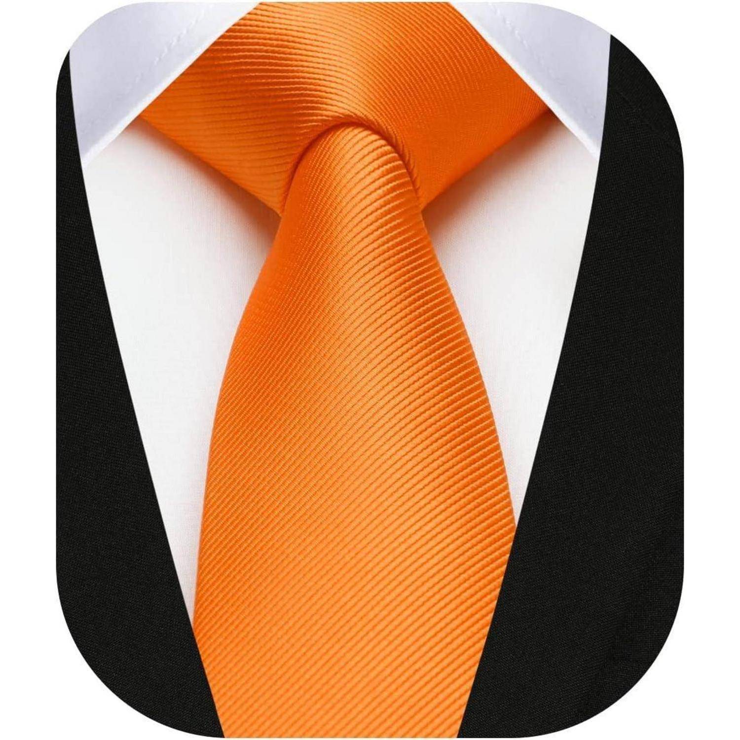 Ein schwarzer Anzug mit einer weißen Bluse und einer orangefarbenen Krawatte.