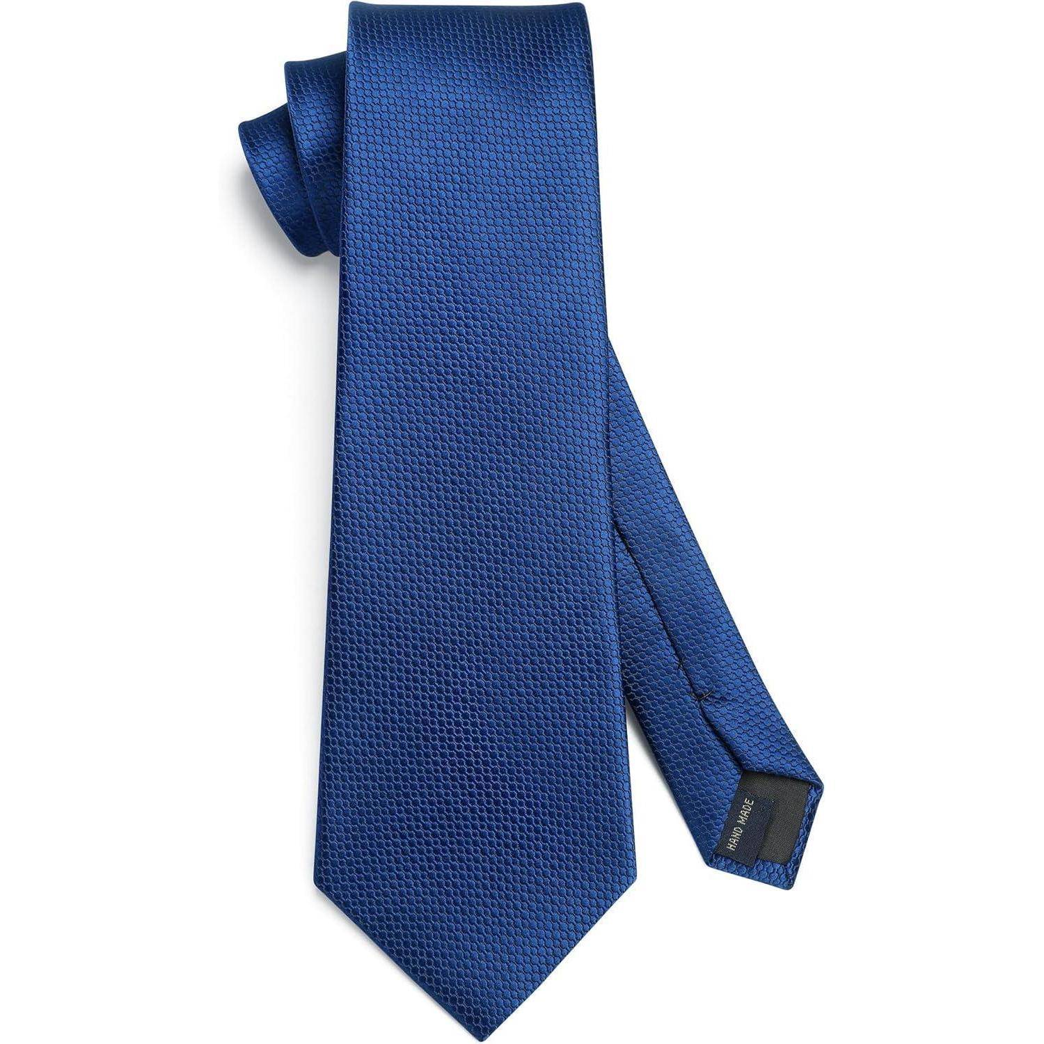 Eine blaue Krawatte mit einem strukturierten Muster, flach auf einem weißen Hintergrund ausgelegt, die ein elegantes und gepflegtes Design zeigt, das für formelle Anlässe geeignet ist.