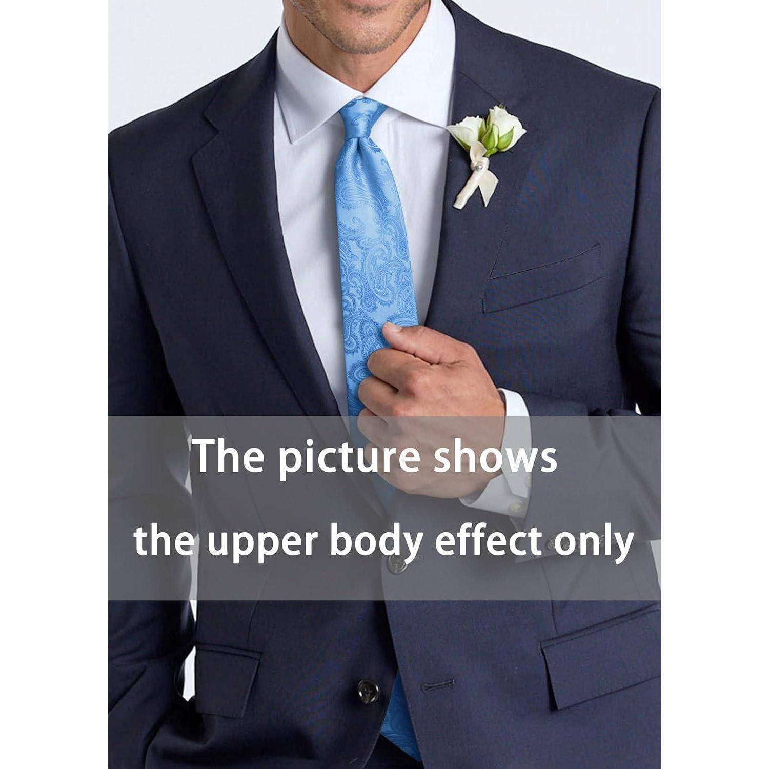 Eine Person in einem formellen dunklen Anzug mit einer hellblauen Krawatte und einem weißen Boutonnière, die nur den Oberkörper zeigt.