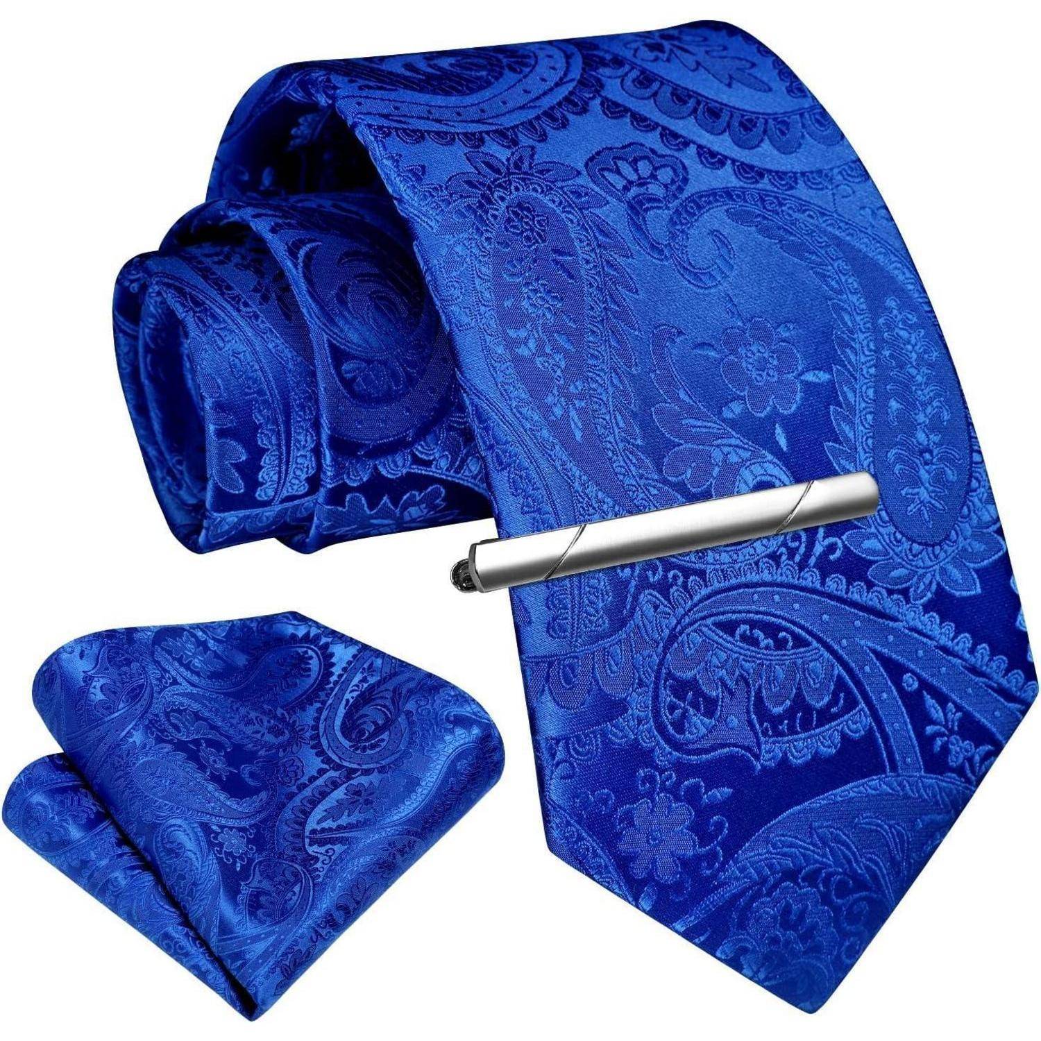 Eine blaue Paisley-Krawatte mit passendem Einstecktuch und einer silbernen Krawattenklammer, geeignet für formelle oder Geschäftskleidung.