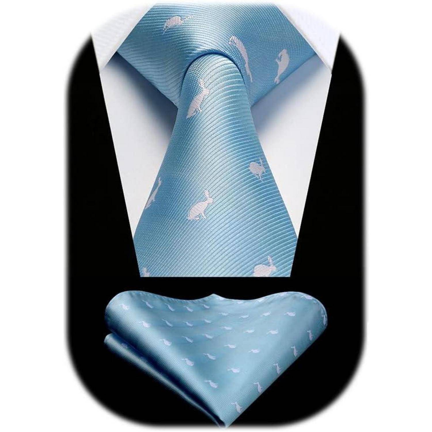 Eine hellblaue Krawatte und ein Einstecktuch-Set mit kleinen weißen Fischmustern auf schwarzem Hintergrund.