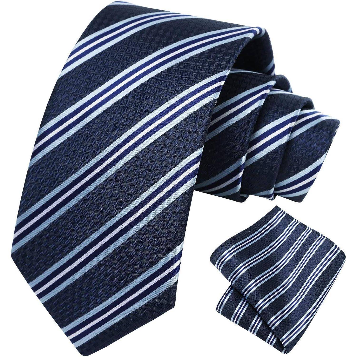 Marineblaue Krawatte mit diagonalen weiß- und hellblauen Streifen, kombiniert mit einem passenden Einstecktuch.