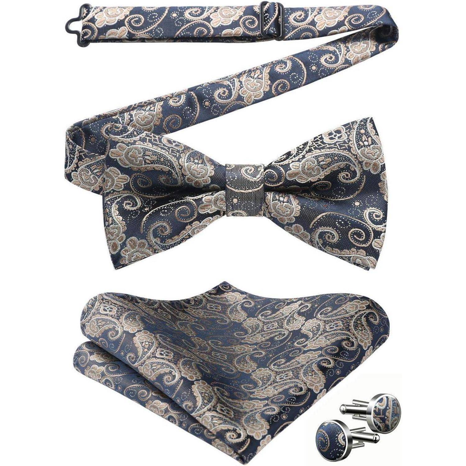 Ein paisleymustertes Set bestehend aus einer marineblau-farbenen Fliege, einer verstellbaren Krawatte, einem Einstecktuch und passenden Manschettenknöpfen, geeignet für formelle Anlässe.