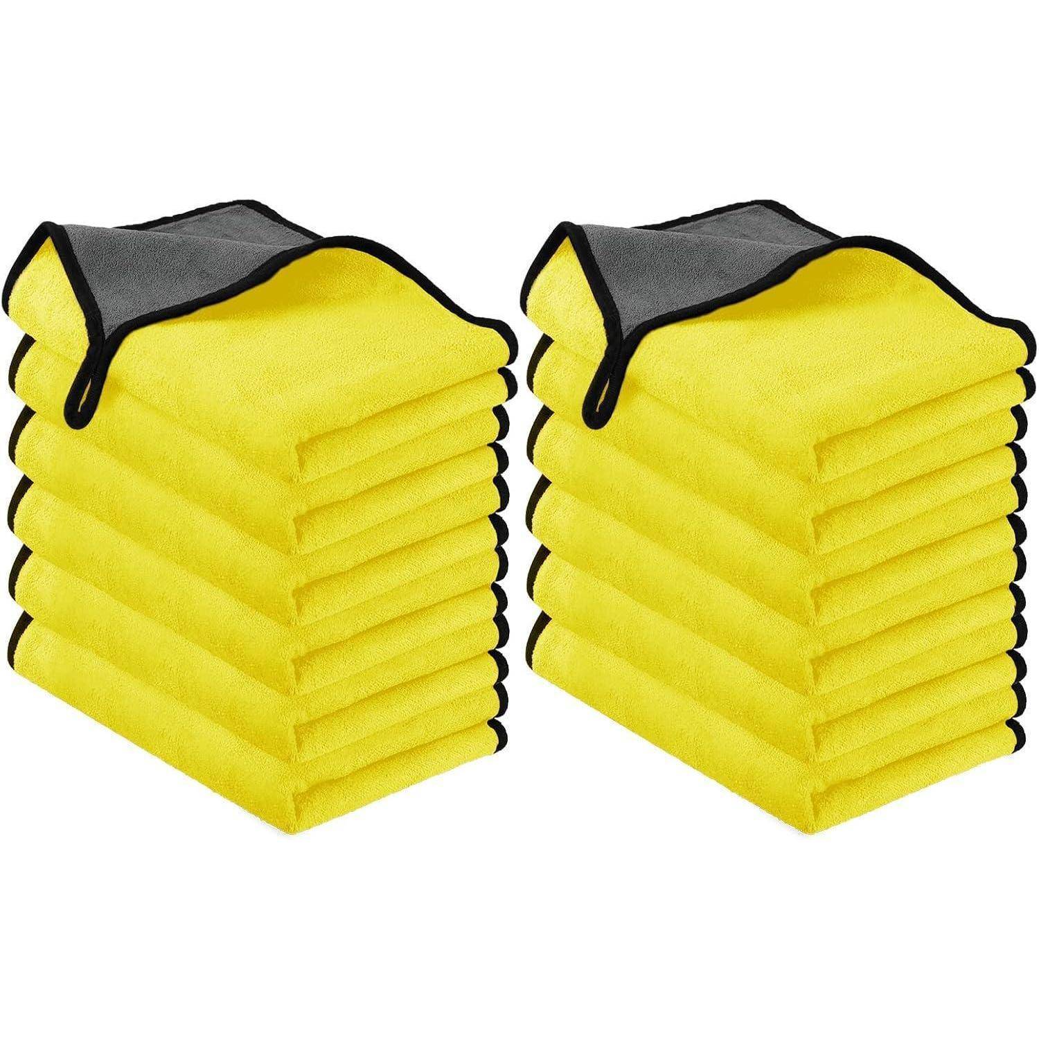 Zwei Stapel gelber Mikrofasertücher mit schwarzen Kanten, wobei jeder Stapel fünf Tücher enthält.