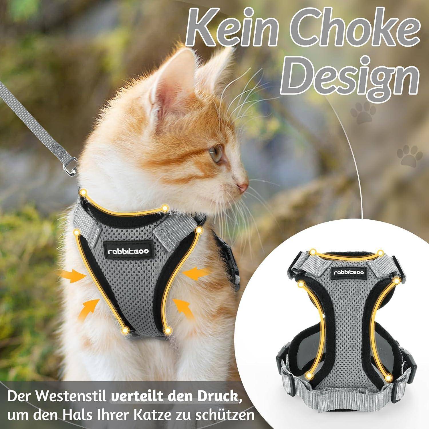 Eine Katze, die draußen ein graues und gelbes Brustgeschirr trägt. Das Geschirr ist mit 'rabbitgoo' beschriftet und als 'Kein Choke Design' beschrieben, um den Druck auf den Hals der Katze sicher zu verteilen.