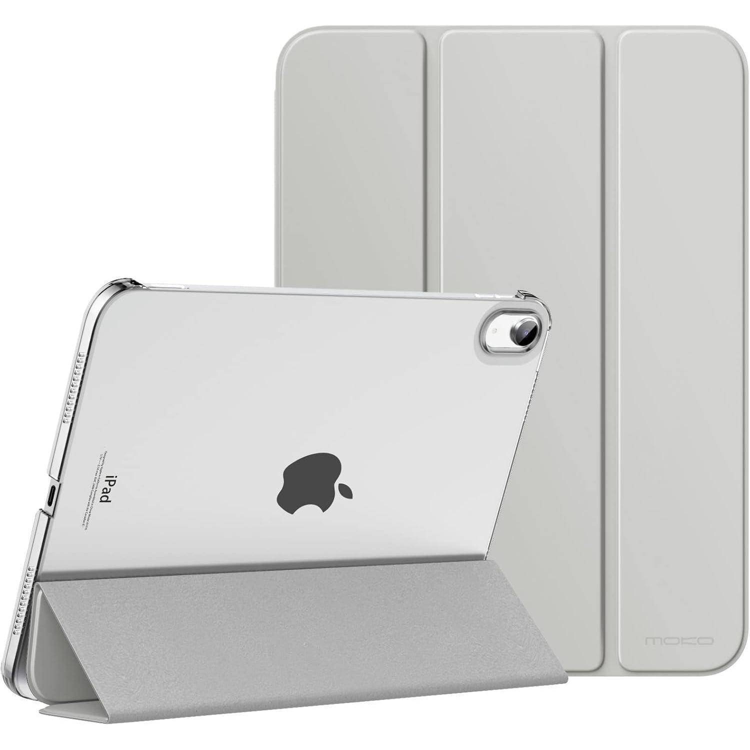 Ein silbernes iPad mit einer transparenten Rückseite ist auf einem grauen Klappständer aufgestellt, wobei sich eine passende gefaltete Smart Cover dahinter befindet.