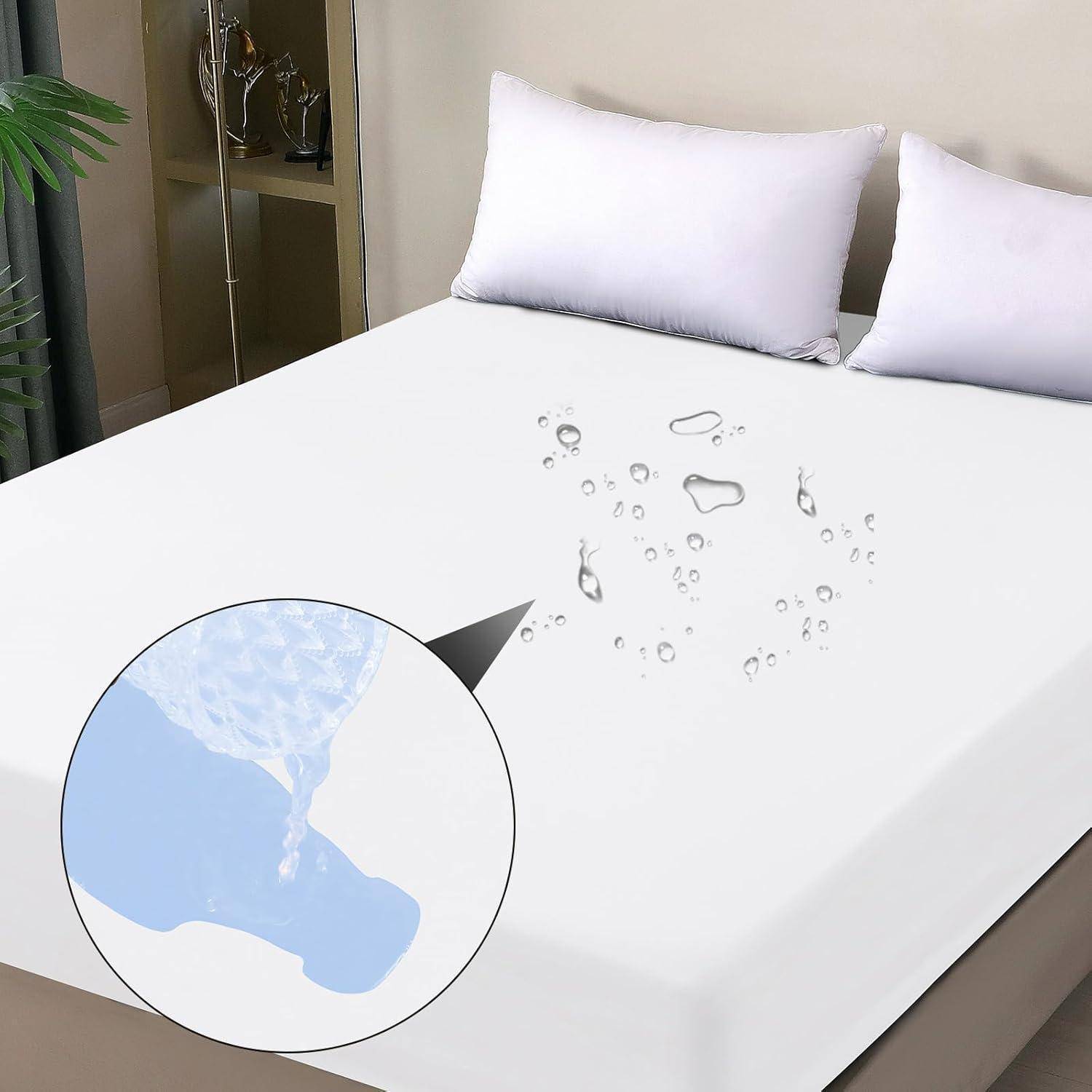Ein Bett mit einem weißen wasserdichten Matratzenbezug, dargestellt mit Wassertropfen an der Oberfläche, und ein Detailbild im Inneren, das eine Nahaufnahme der Wasserresistenz zeigt.