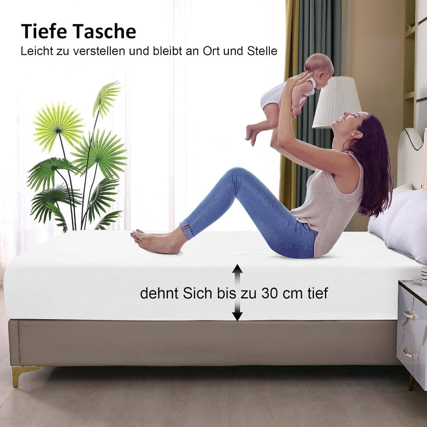 Eine Frau, die auf einem Bett mit einem Baby liegt, umgeben von weißer Bettwäsche und einer Pflanze. Deutscher Text: 'Tiefe Tasche', 'Leicht zu verstellen'.