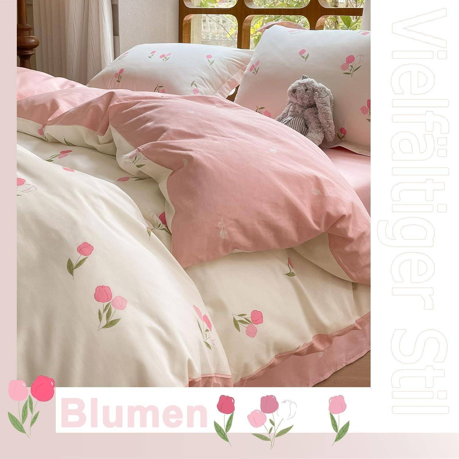Eine gemütliche Schlafzimmerszene mit rosa und weißer Blumenbettwäsche und Kissen. Ein Kuscheltier ist zwischen den Kissen gekuschelt. Der Text im Bild sagt 