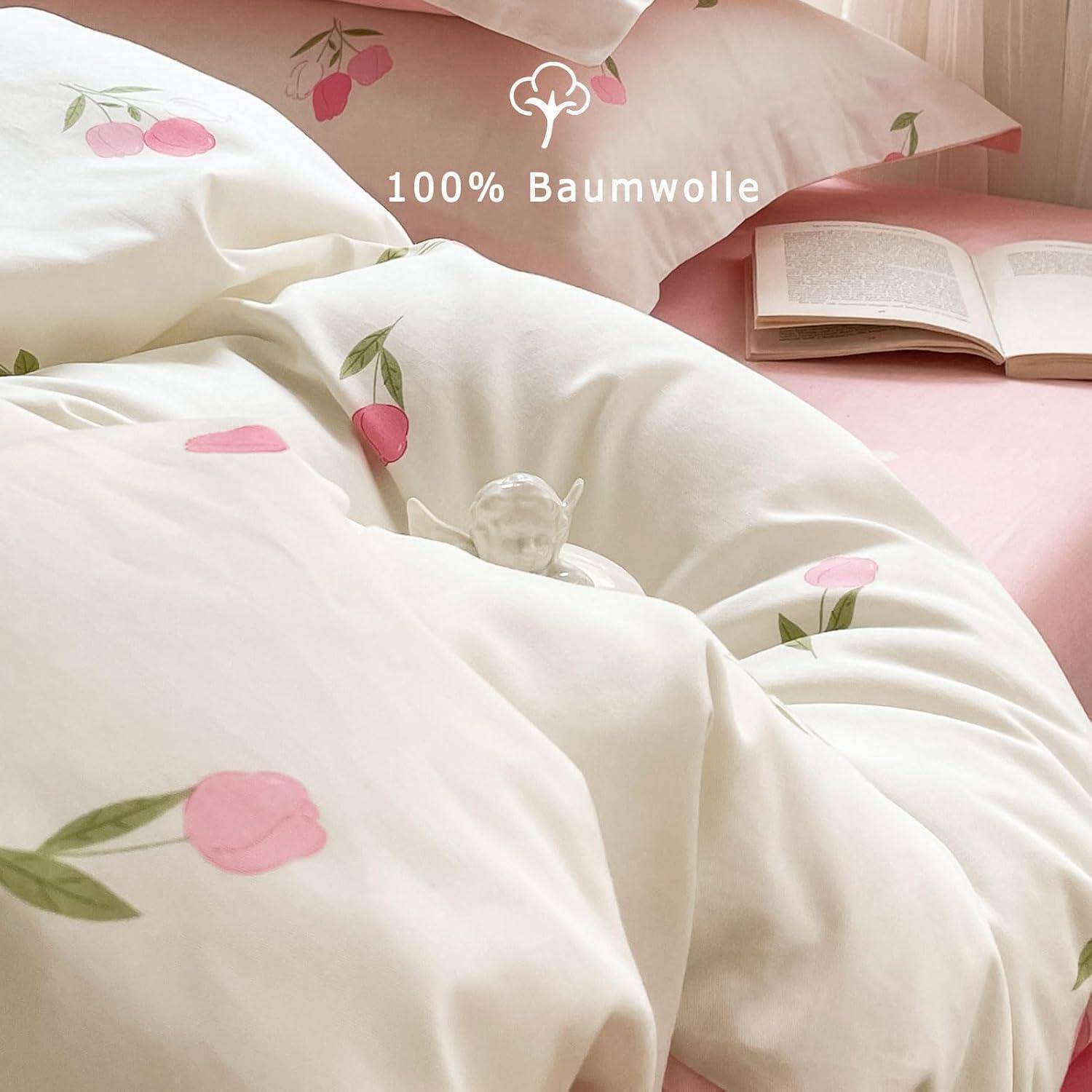 Bettwäsche-Set mit Kirschendesign, aufgeschlagenes Buch auf dem Bett. Text liest sich '100% Baumwolle', was darauf hinweist, dass das Material vollständig aus Baumwolle besteht.