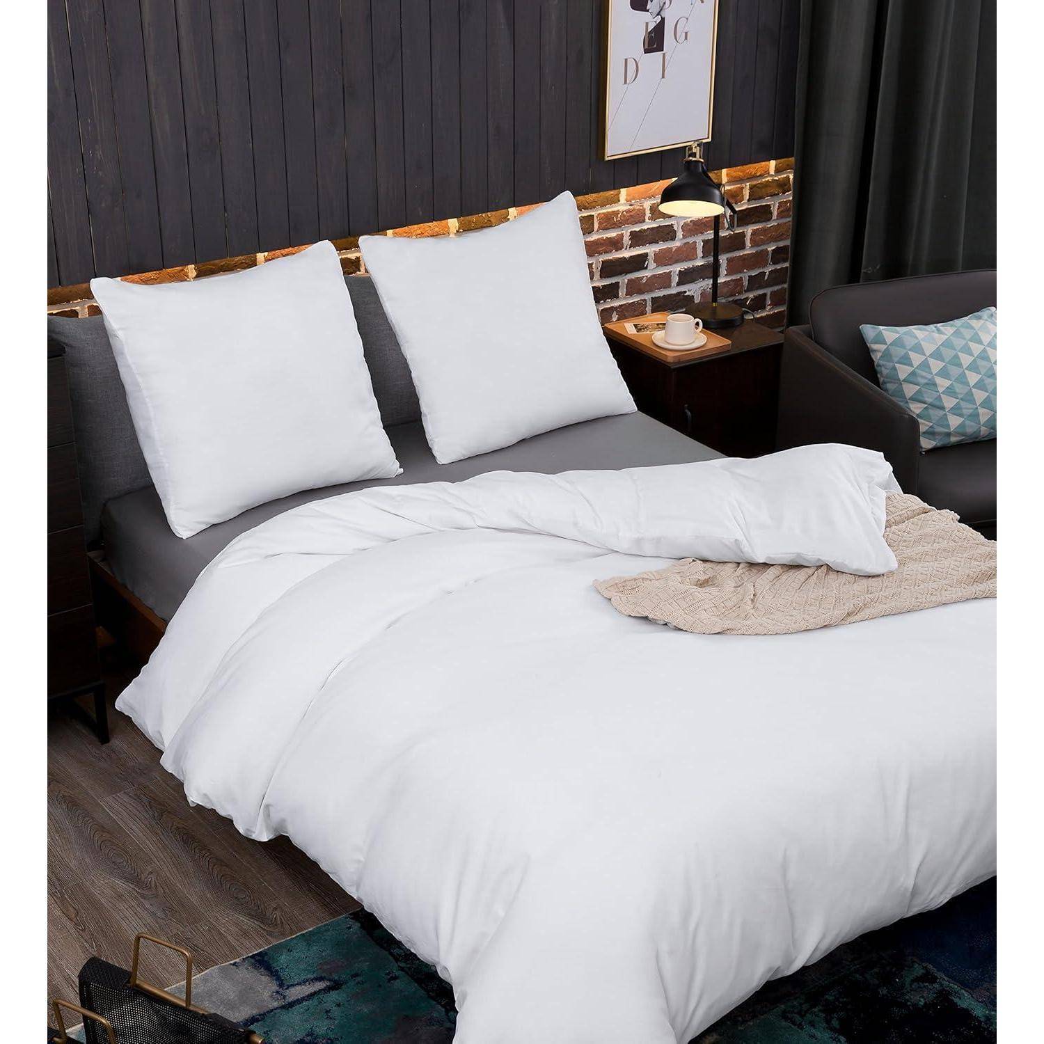 Ein ordentlich gemachtes Bett mit weißen Kissen und Bettdecke, platziert in einem modernen Schlafzimmer mit dunkler Holzvertäfelung, einer Ziegelakzentwand und sanfter Beleuchtung.