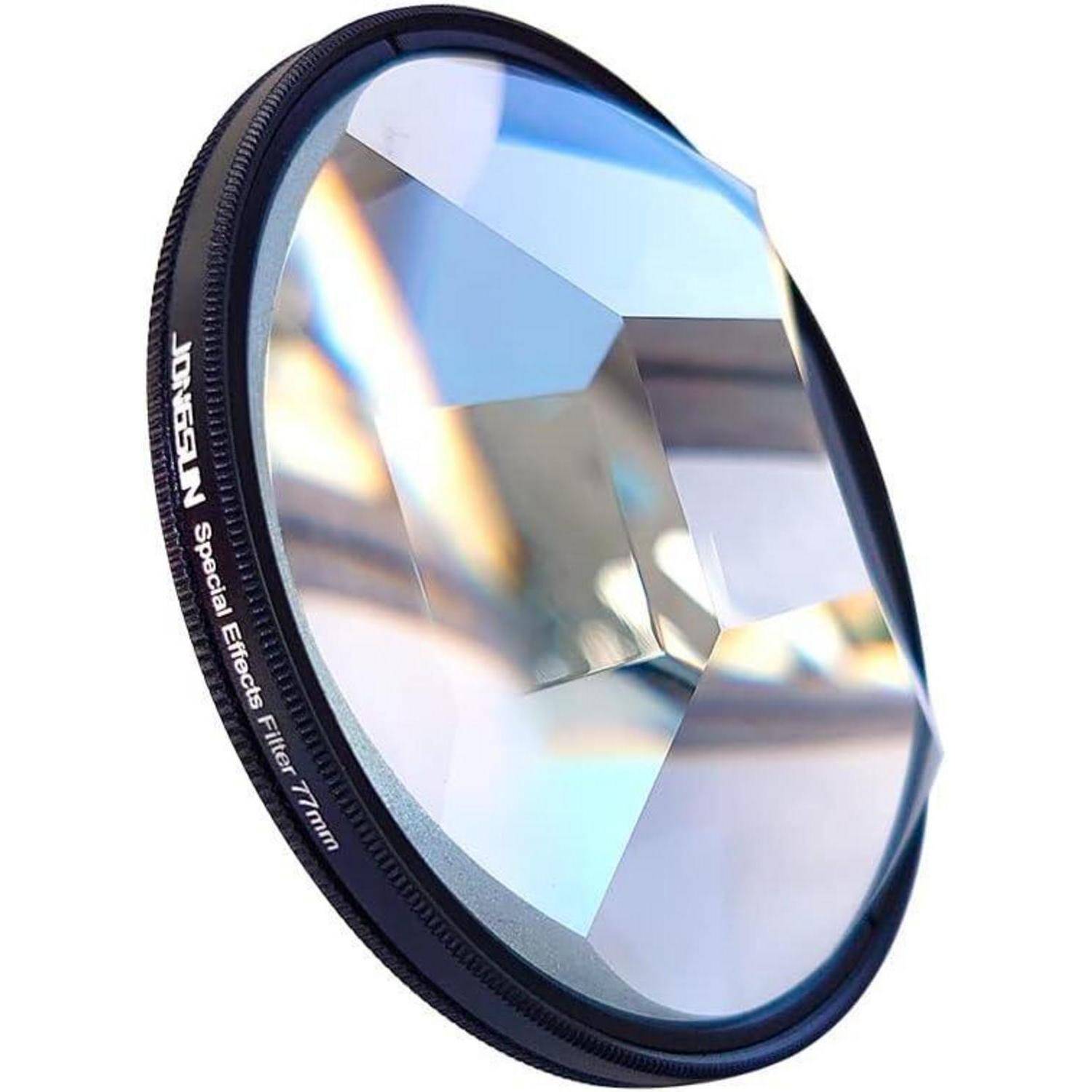 Eine Nahaufnahme eines 77-mm-Spezialeffekt-Prismenlinsenfilters, der eine dreidimensionale geometrische Glasstruktur zeigt, die Lichtbrechungen erzeugt.