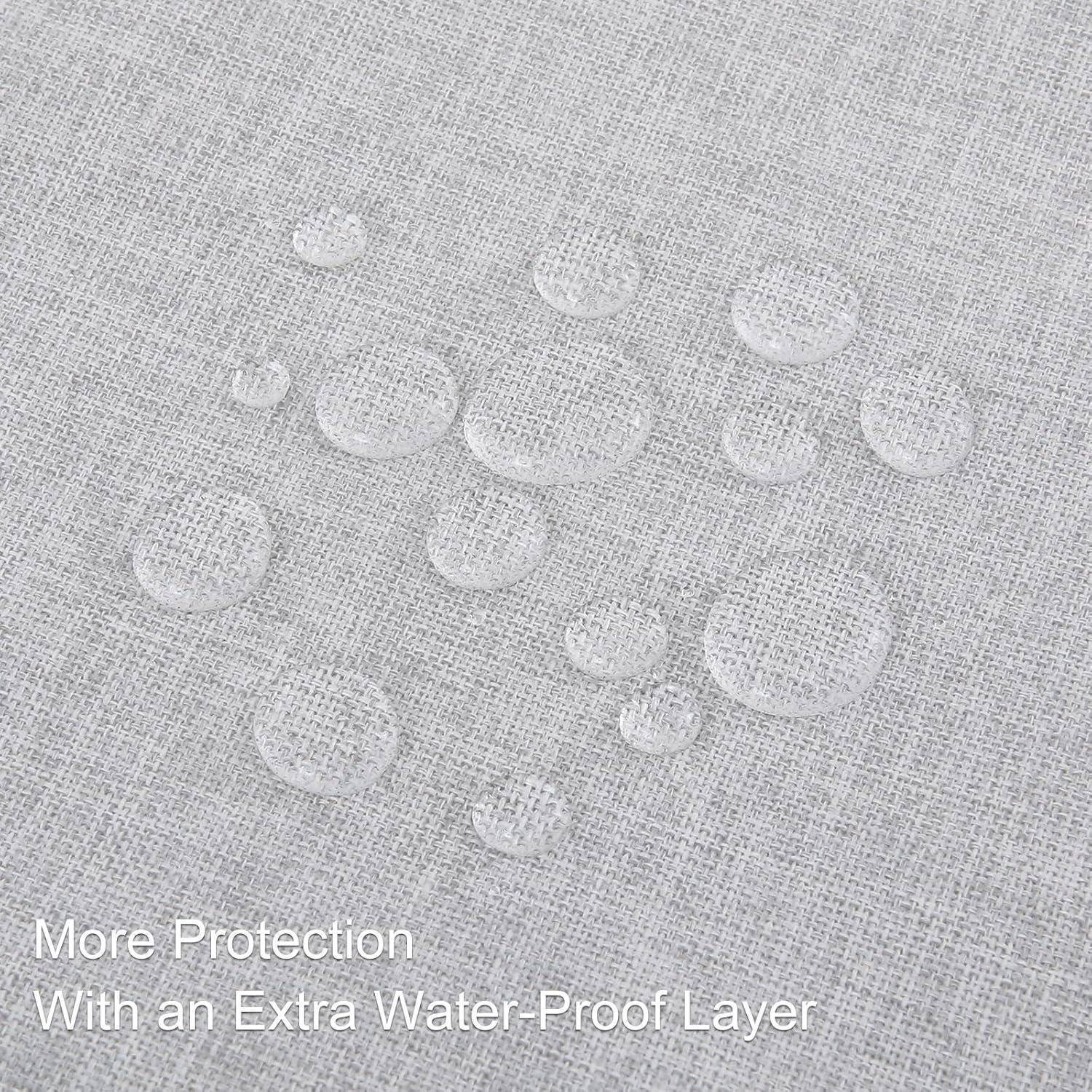 Wassertropfen perlen auf einer grauen Stoffoberfläche und veranschaulichen dessen wasserabweisende Eigenschaft. Text liest sich: 'Mehr Schutz mit einer zusätzlichen wasserabweisenden Schicht.