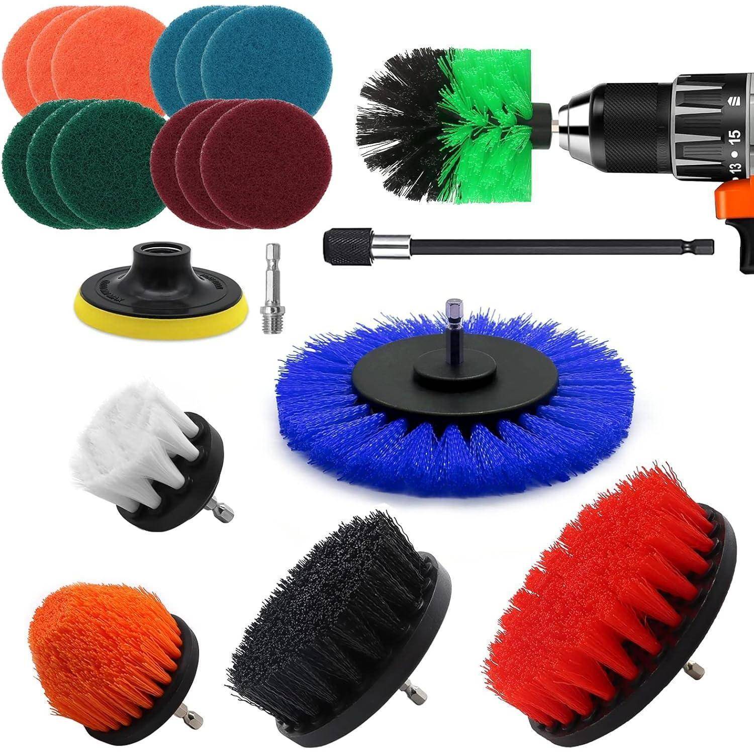 Eine Sammlung verschiedener Schrubber-Bürstenaufsätze in unterschiedlichen Formen und Farben, die für Bohrmaschinen entwickelt wurden, um bei Reinigungsaufgaben zu helfen.