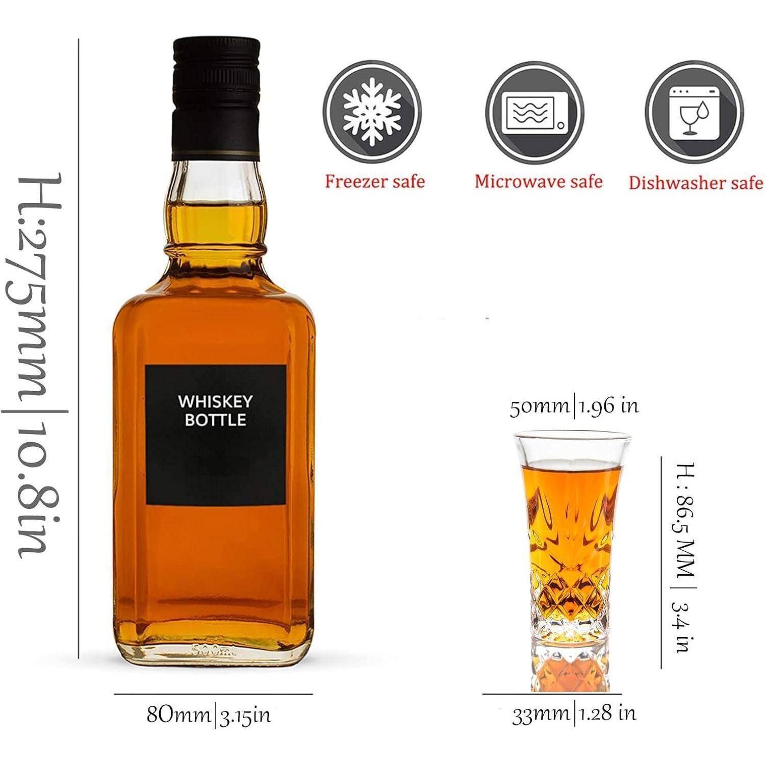 Eine Whiskyflasche mit einer Höhe von 10,8 Zoll und einer Breite von 3,15 Zoll, neben einem 3,4 Zoll hohen Schnapsglas. Als frost-, mikrowellen- und geschirrspülerfest gekennzeichnet.