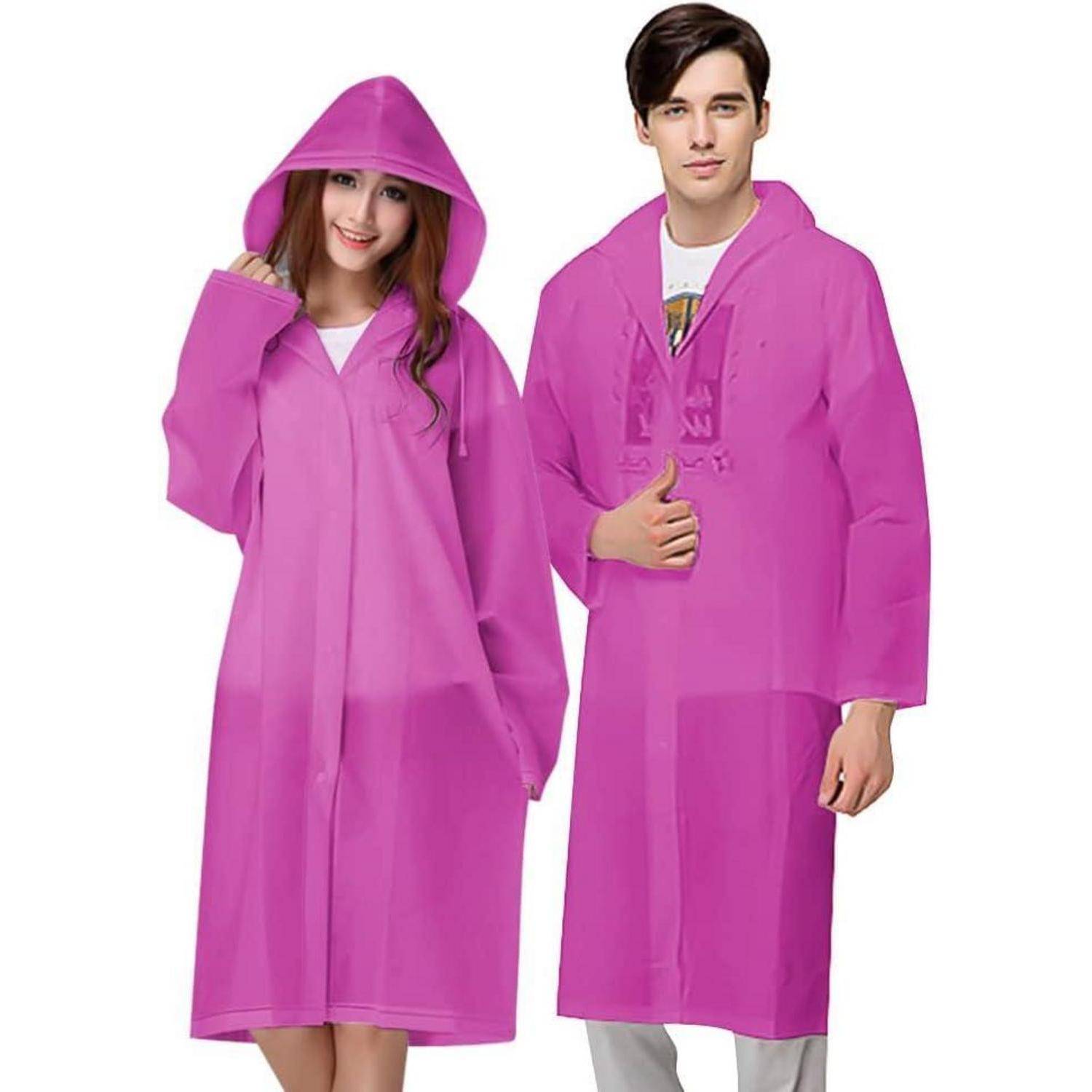 Ein Mann und eine Frau, die nebeneinander stehen und lächeln, tragen rosa Regenmäntel mit Kapuze.