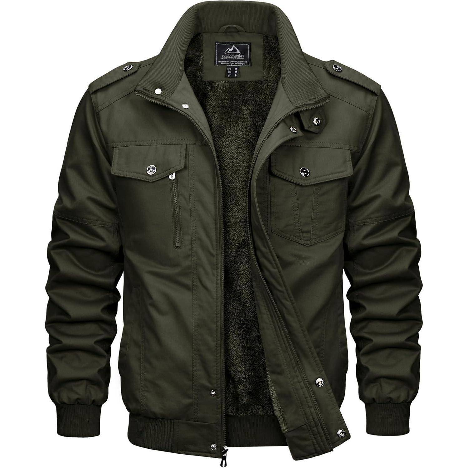 Eine dunkelgrüne Militärjacke im Stil einer Feldjacke mit Frontreißverschluss, Knopftaschen und umgeschlagenen Manschetten wird vor einem einfarbigen Hintergrund präsentiert.