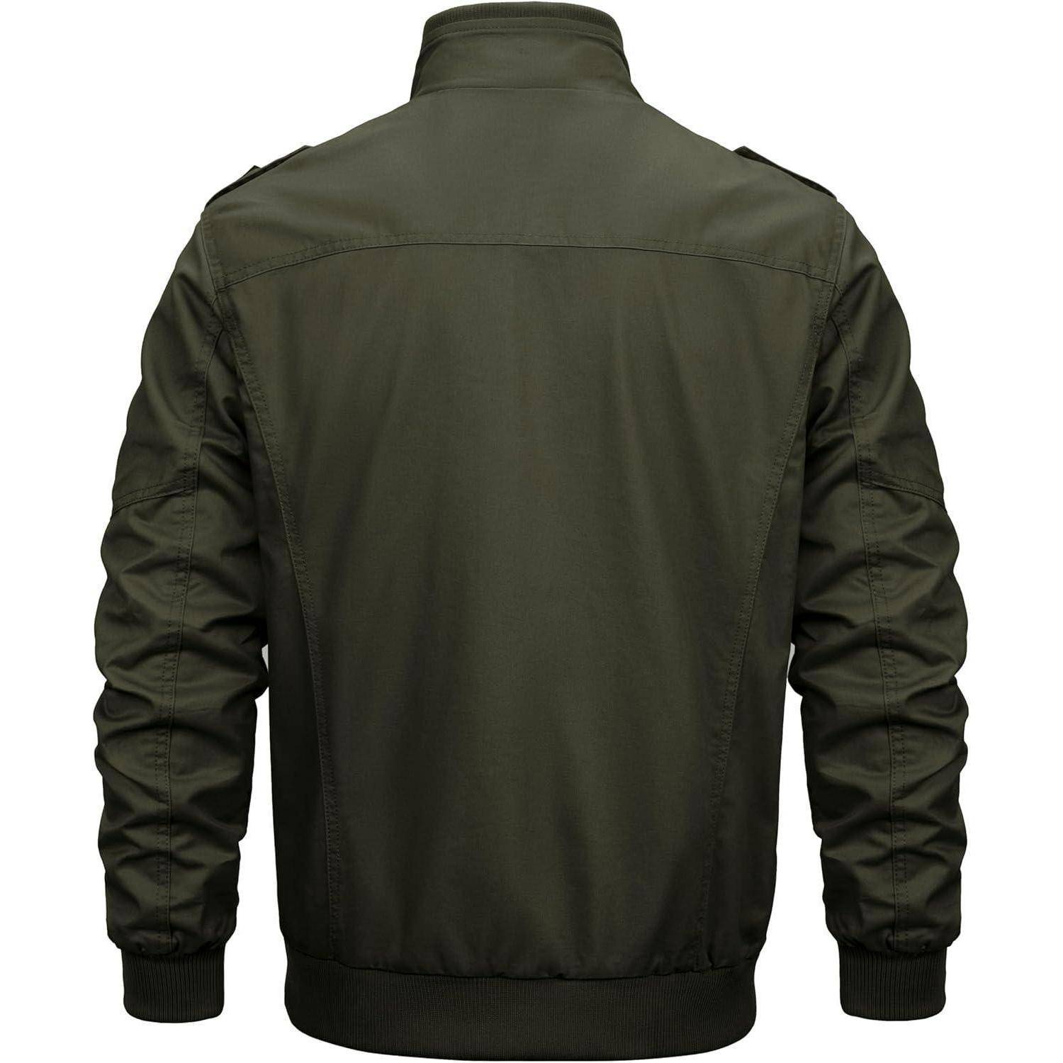 Eine grüne Bomberjacke, von hinten gezeigt, mit Hervorhebung ihrer Designmerkmale wie dem Kragen, der Naht auf den Schultern und dem gerippten Saum.