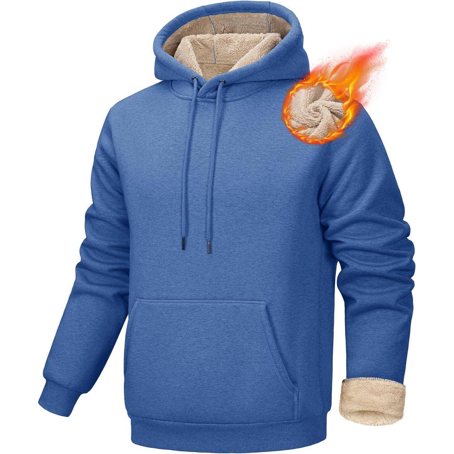 Ein blauer Kapuzenpullover mit Fleecefutter, der eine Detailansicht seines weichen Inneren zeigt. Ein feuriges Design ist auf einer Schulter angebracht.