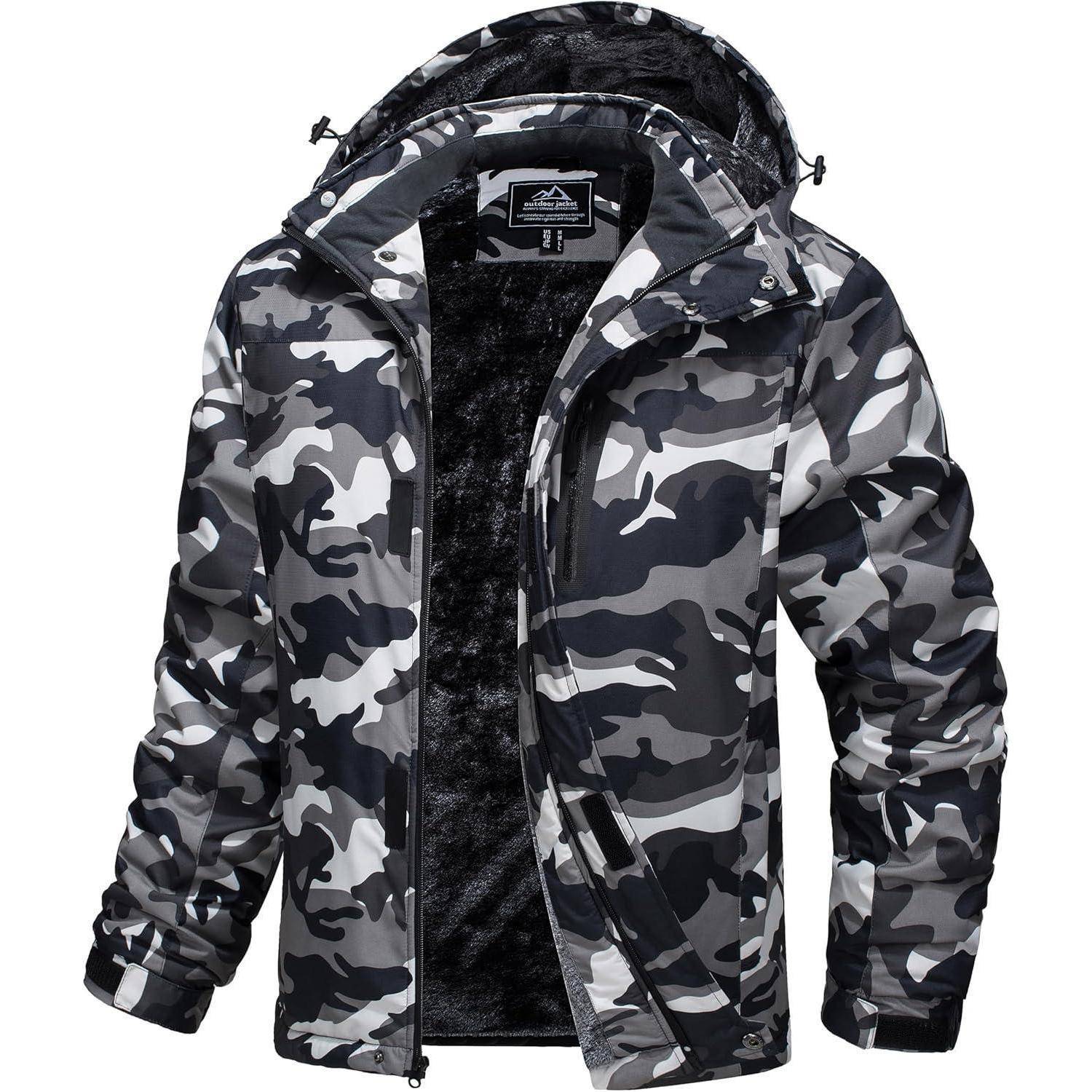 Jacke mit Tarnmuster und Kapuze, unzippbar mit schwarzem Innenfutter, entwickelt für kalte Wetterbedingungen.